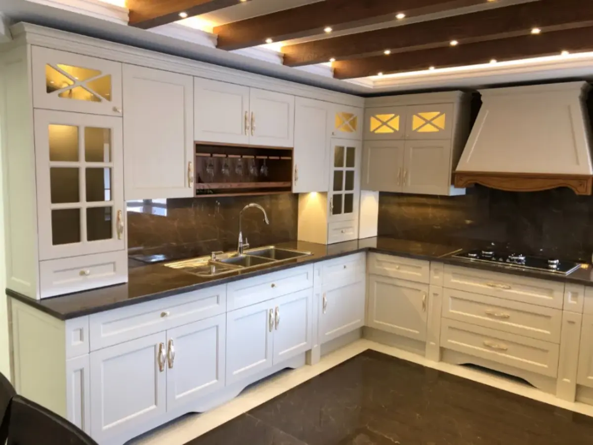 کابینت ممبران نئوکلاسیک سفید با دستگیره‌های طلایی