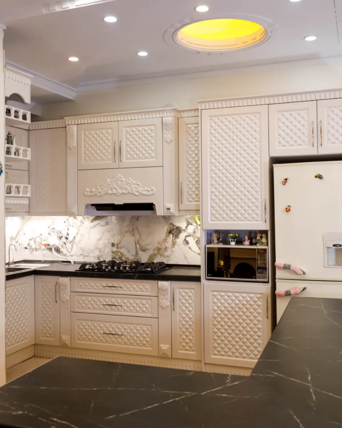 کابینت ممبران سفید با دستگیره نقره‌ای  و بین کابینتی سنگی