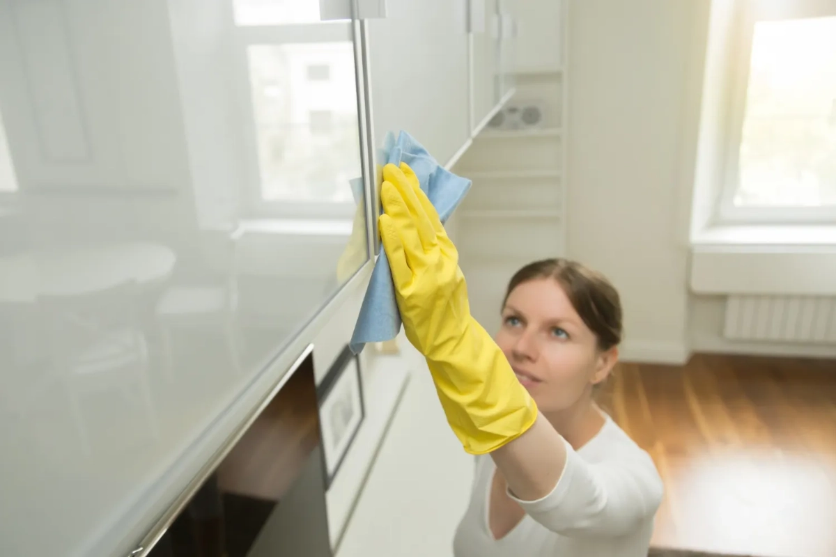 تمیز کردن کابینت هایگلاس سفید بدون دستگیره