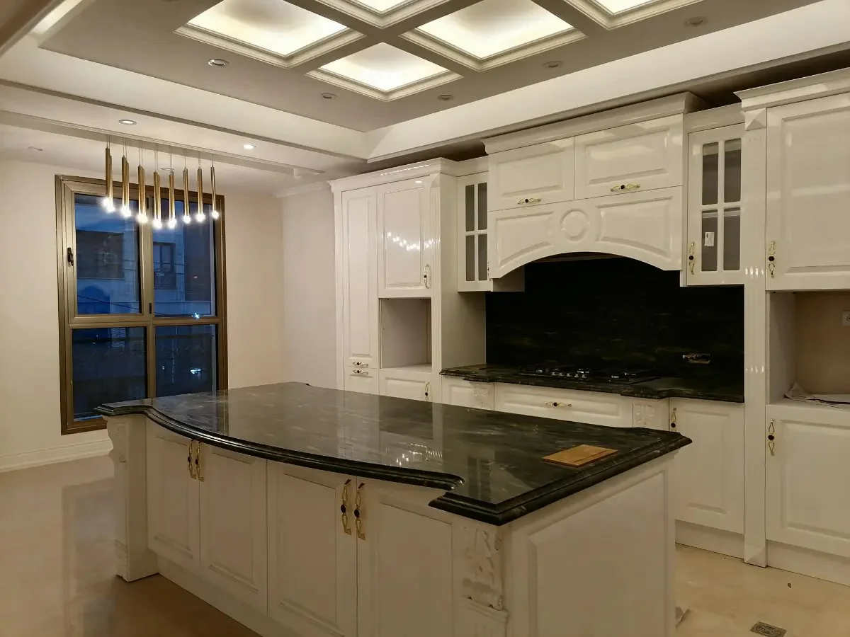 کابینت پولیشی کلاسیک با ویترین در دو طرف هود
