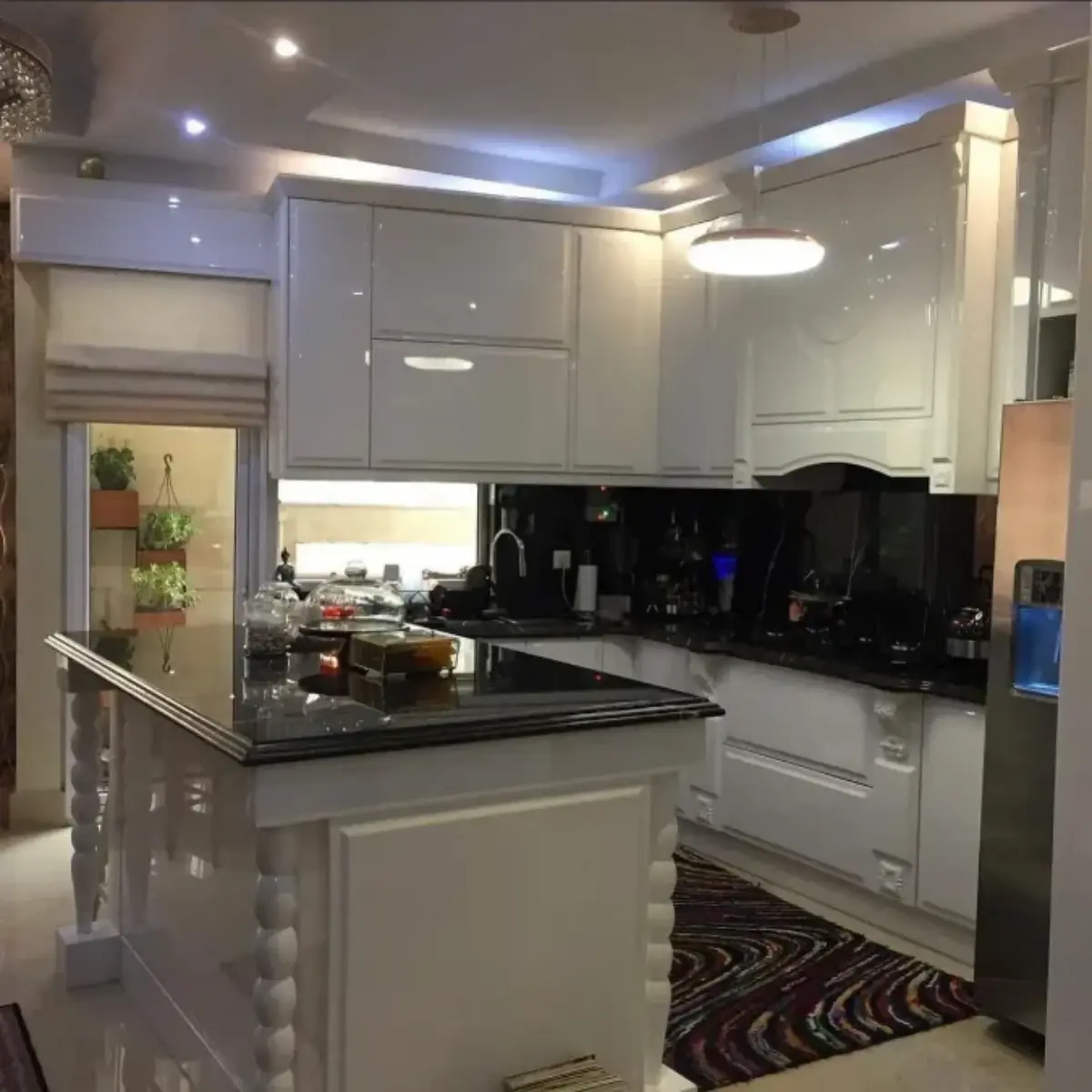 کابینت سفید با دستگیره توکار پولیشی و صفحه کابینتی کورین