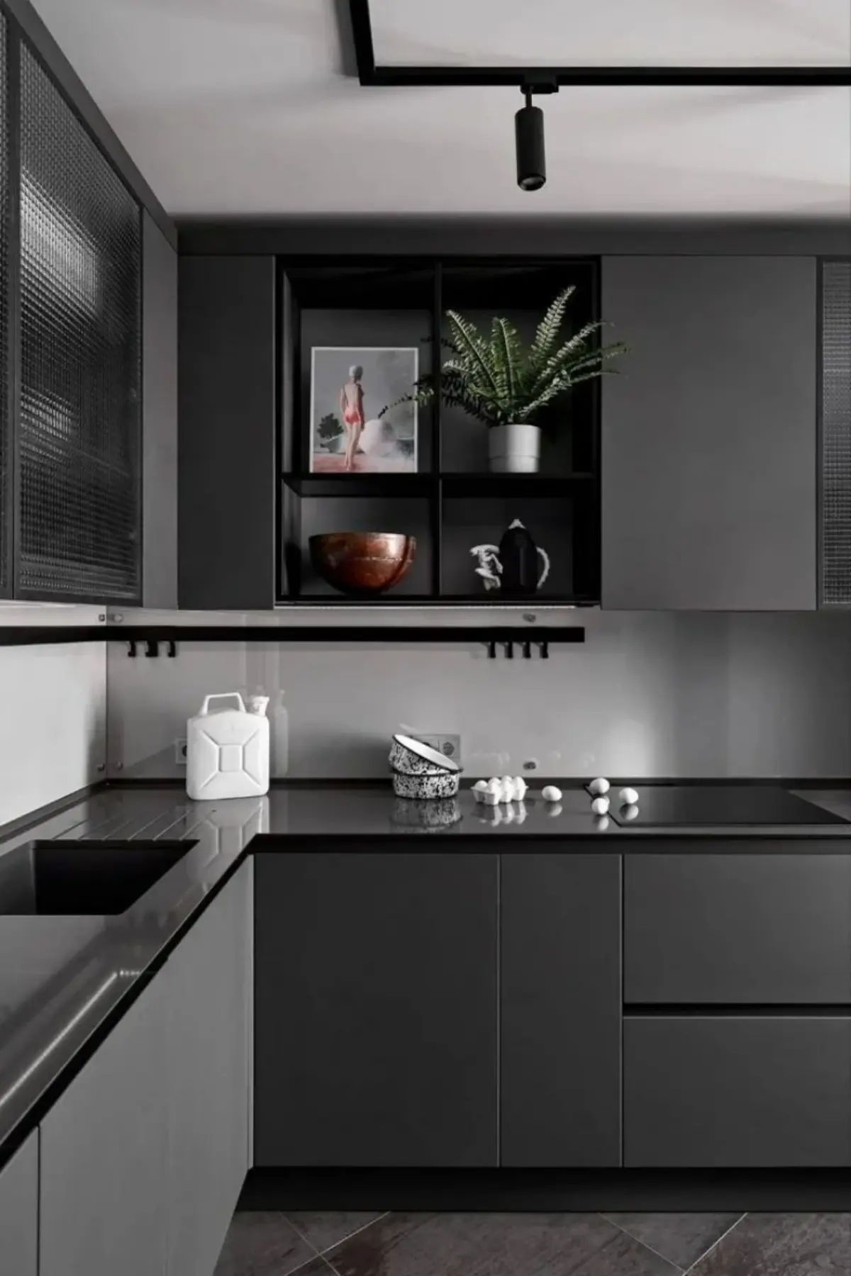کابینت ام دی اف طوسی تیره دارای قفسه باز و صفحه کابینت مشکی