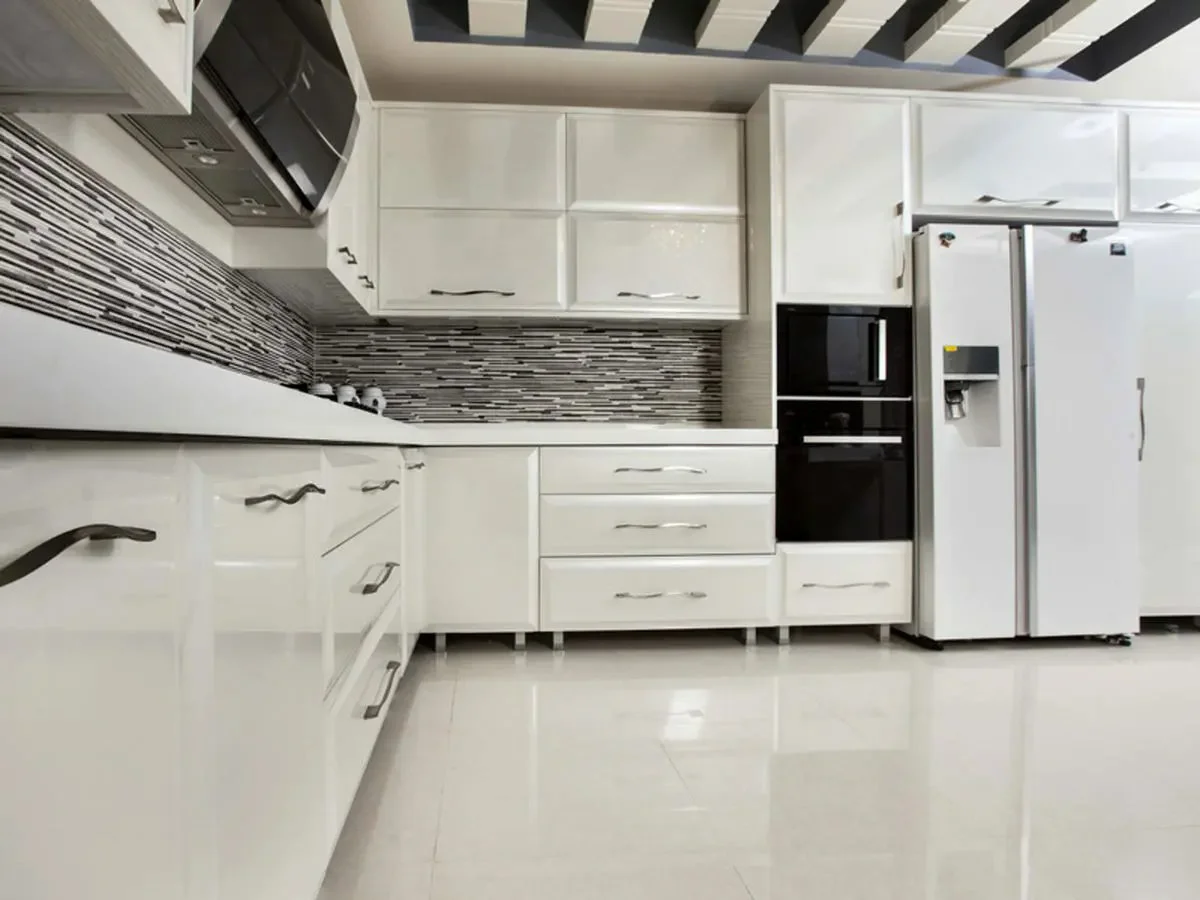 عکس کابینت پولیشی سفید با صفحه کابینت سفید و دستگیره‌های خطی فلزی