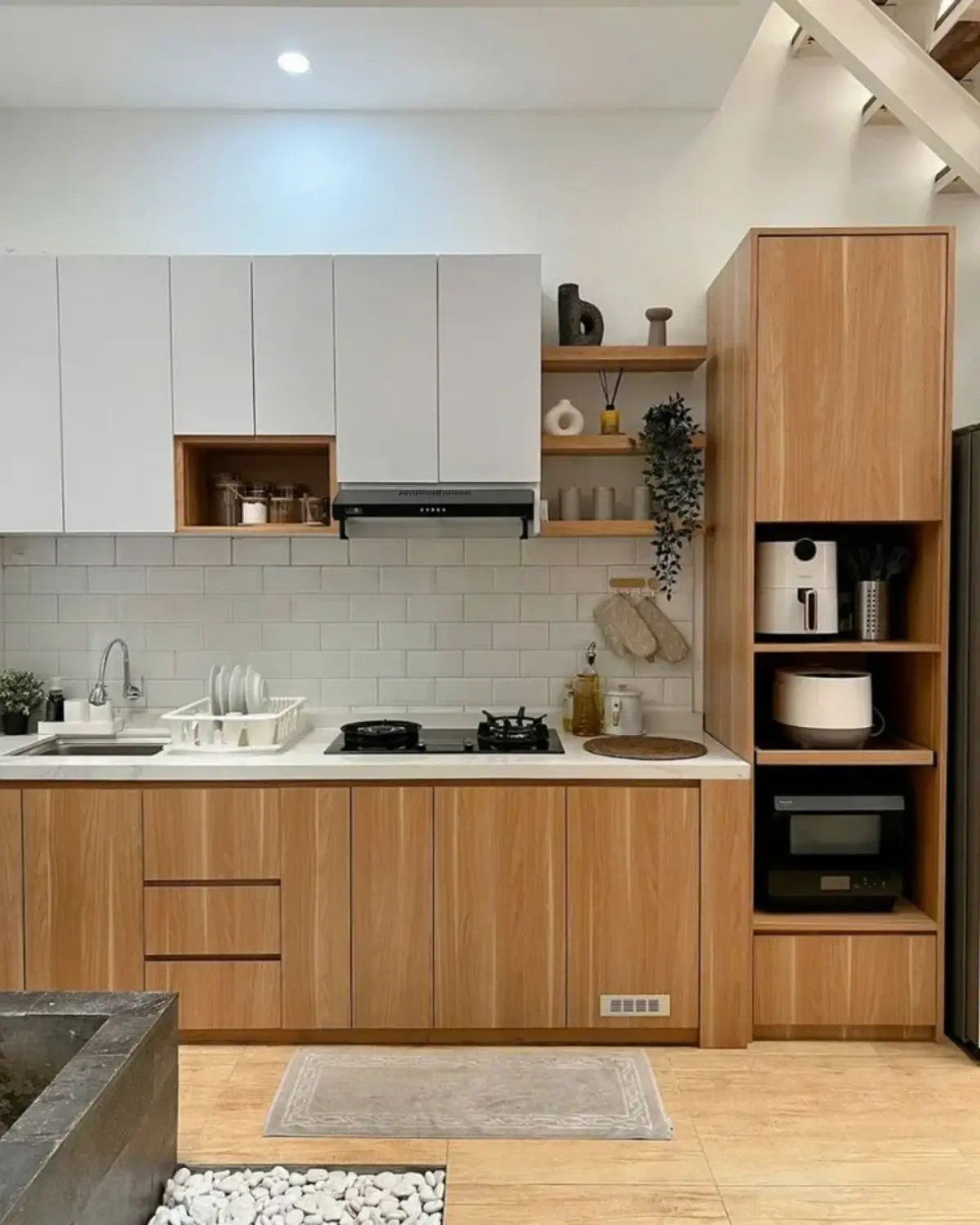 کابینت ام دی اف سفید عسلی با درب بدون دستگیره دارای فضای دکوری و قفسه های باز