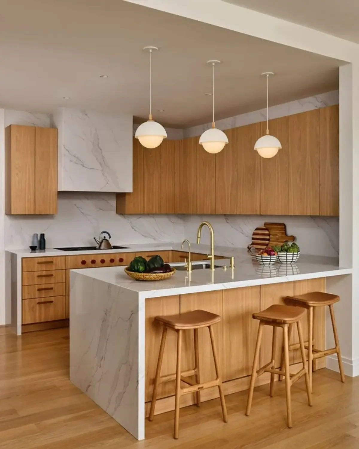 کابینت ام دی اف سفید قهوه‌ای روشن سبک مدرن با شیرآلات طلایی و لوسترهای توپی شکل