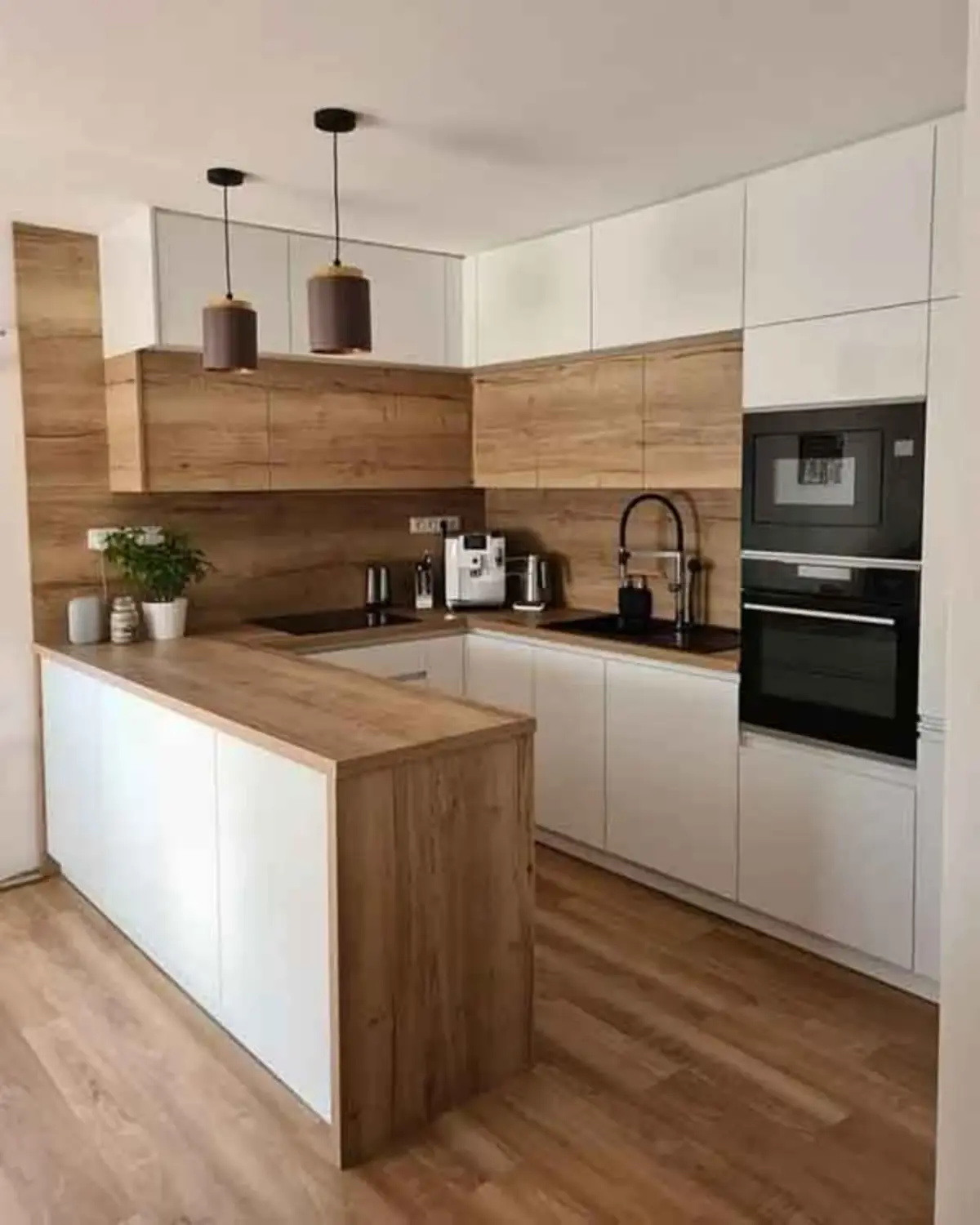 کابینت ام دی اف قهوه‌ای روشن و سفید برای فضای کوچک با درب بدون دستگیره