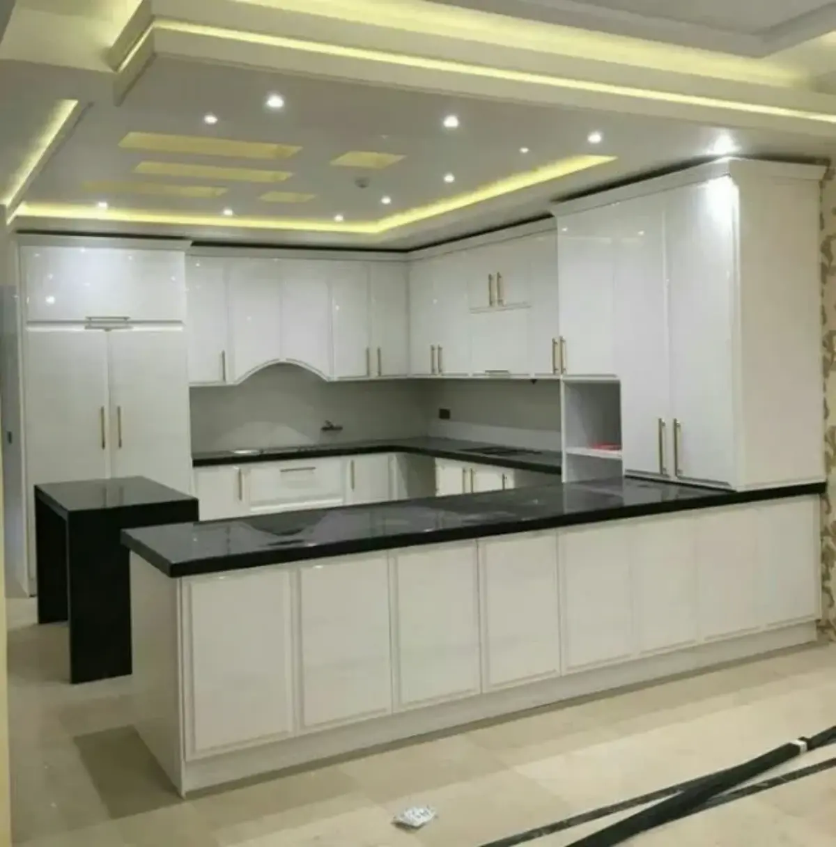 آشپزخانه با کابینت پولیشی و دستگیره خطی طلایی