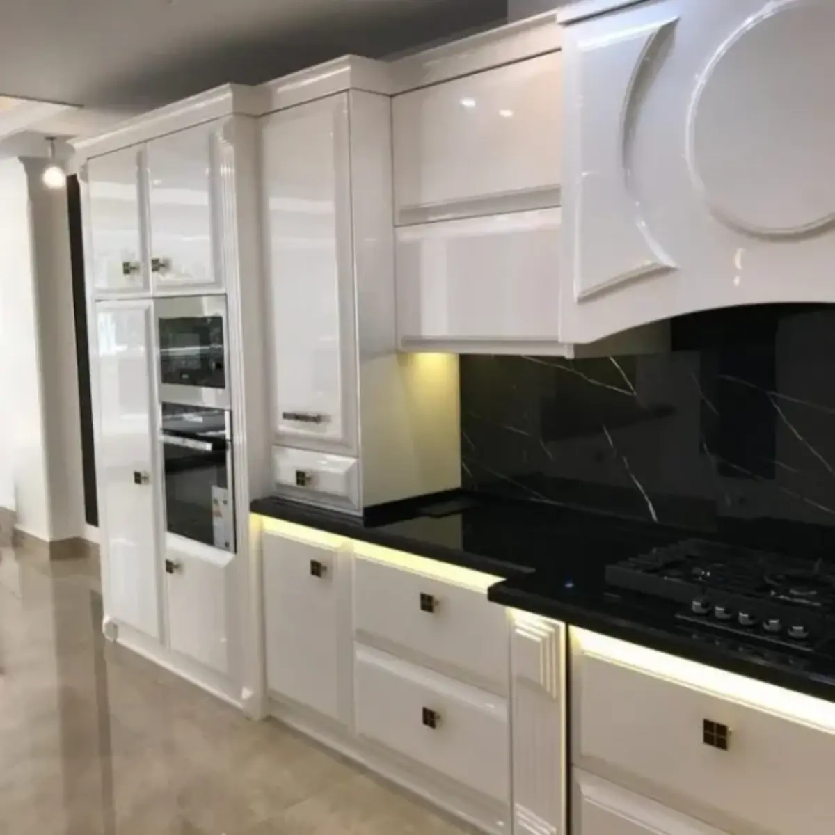 کابینت پولیشی با دستگیره مردن مربعی تک پیچ مشکی طلایی