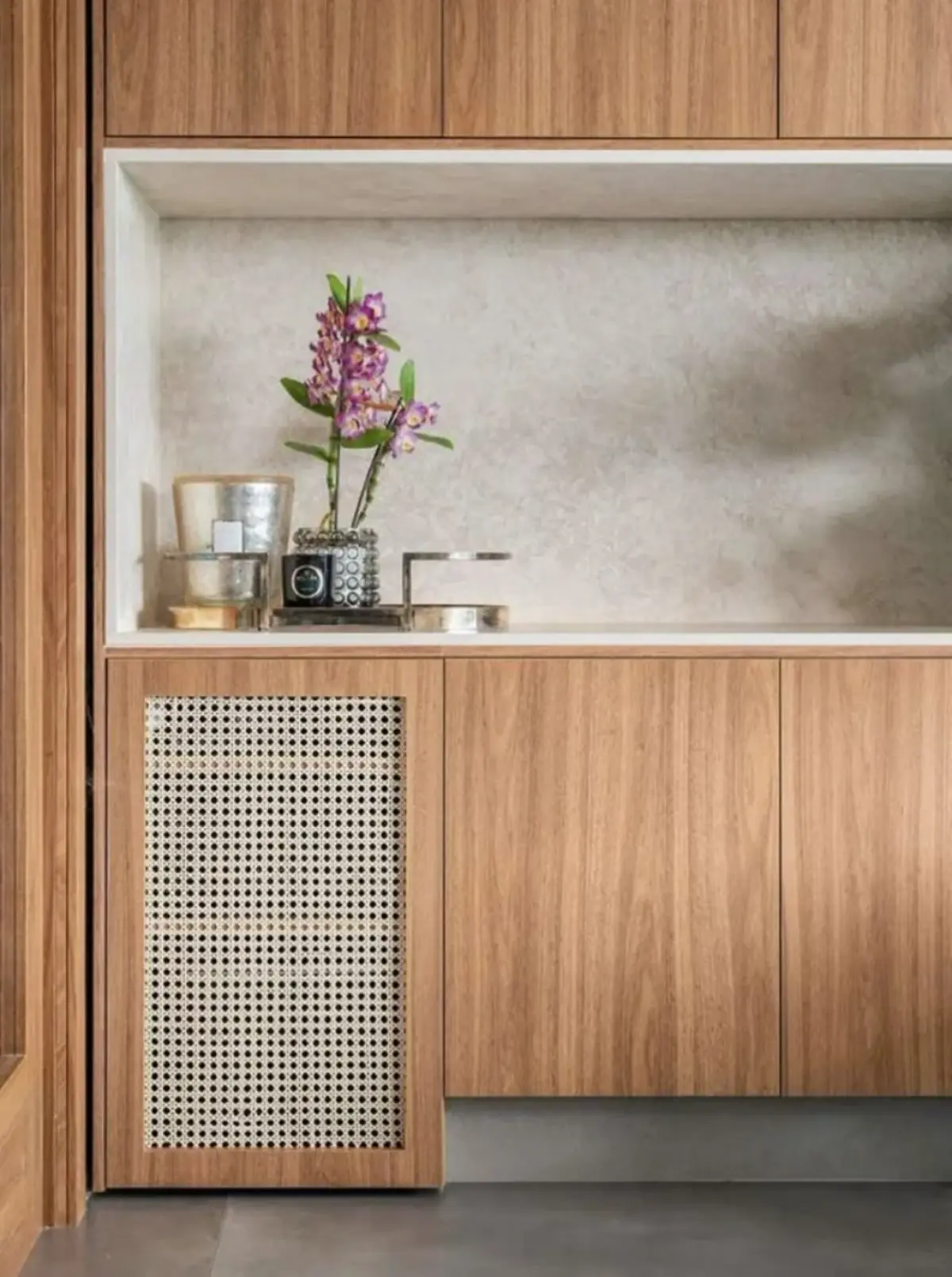 کابینت ام دی اف مدرن با درب حصیری در ترکیب رنگ فندقی و کرم با درب های بدون دستگیره