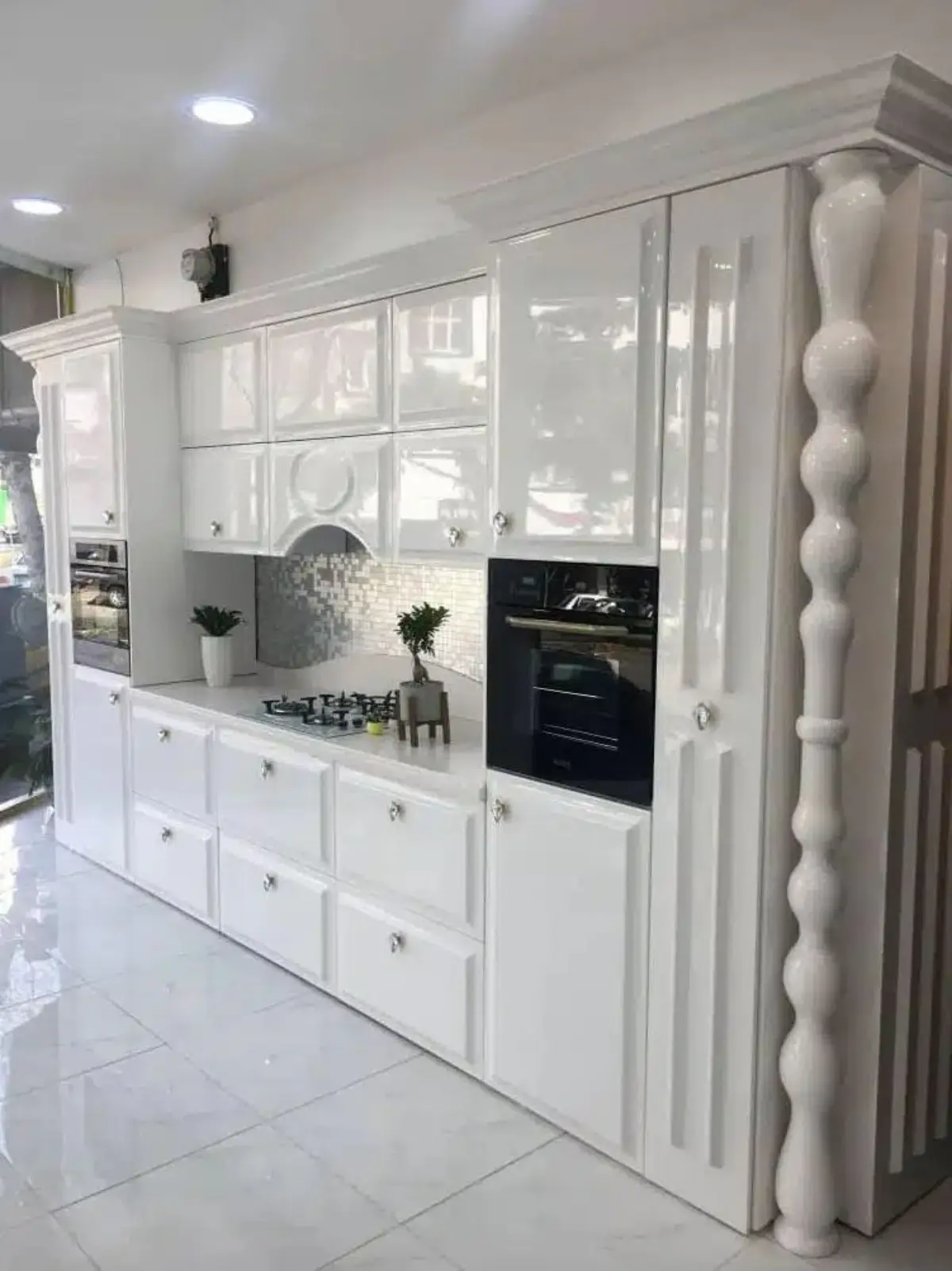 کابینت سفید براق نئوکلاسیک