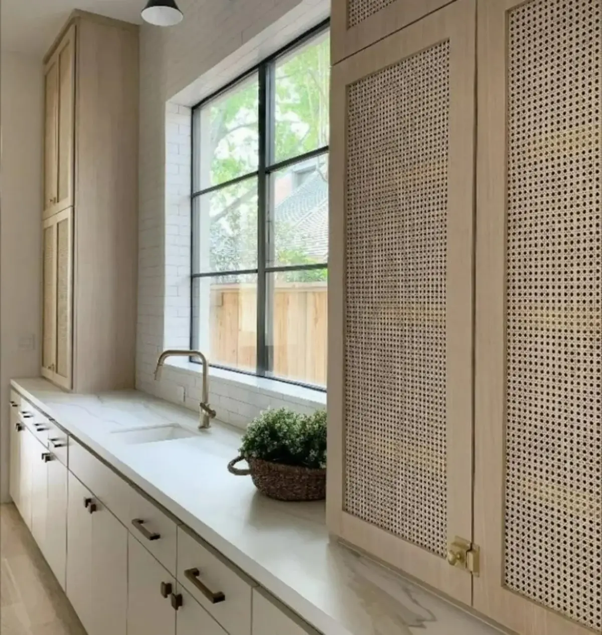 کابینت ام دی اف حصیری به رنگ سفید صدفی با دستگیره مشکی فلزی