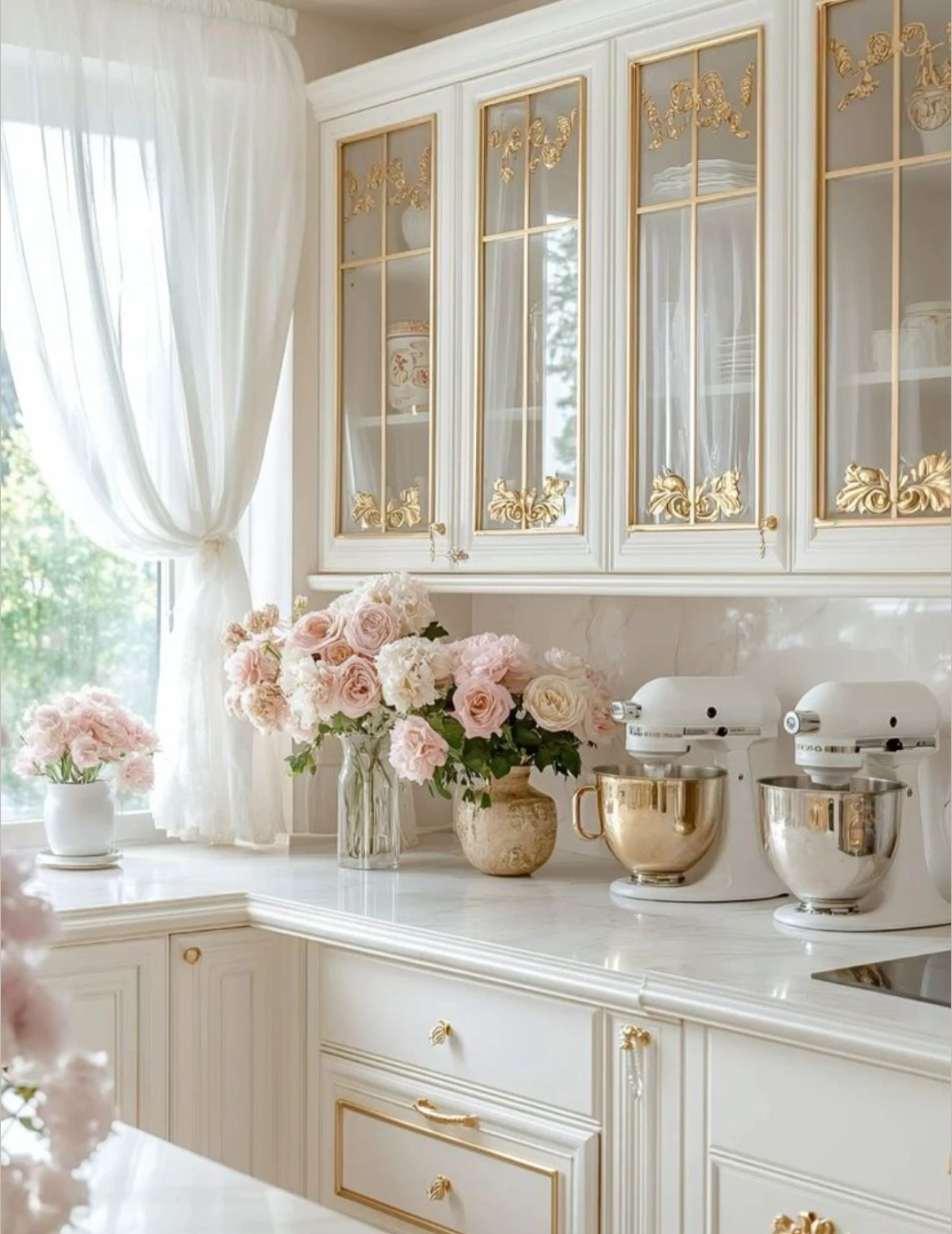 کابینت پلی اورتان کلاسیک با درب چوبی و شیشه‌ای سفید طلایی با دستگیره‌های طلایی