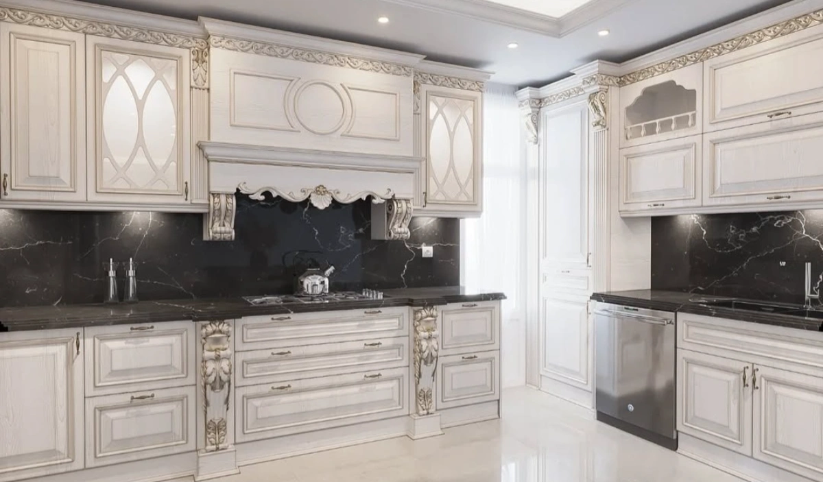 کابینت کلاسیک ممبران سفید با درب‌های شیشه‌ای مات در دو طرف هود و دستگیره‌های مشکی