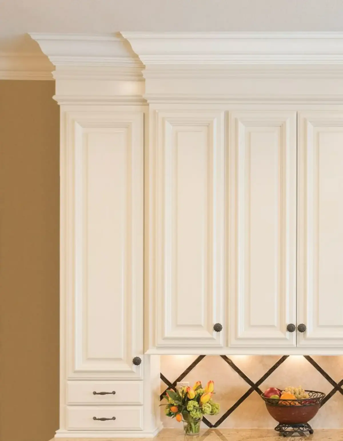 تاج کابینت پلی اورتان سبک نئوکلاسیک با سطح مات به رنگ سفید