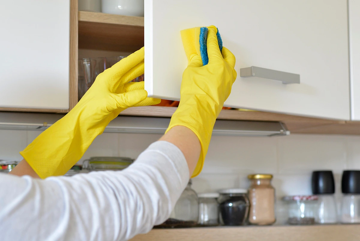 تمیزکاری کابینت هایگلاس با اسفنج