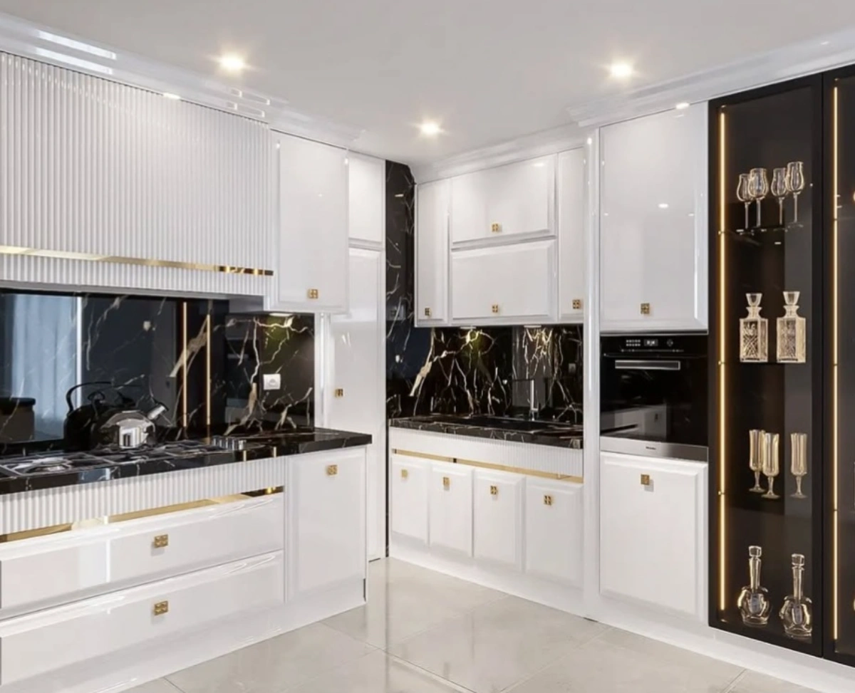 کابینت انزو سفید با نوار طلایی و دستگیره‌های مربع طلایی به همراه ویترین شیشه‌ای