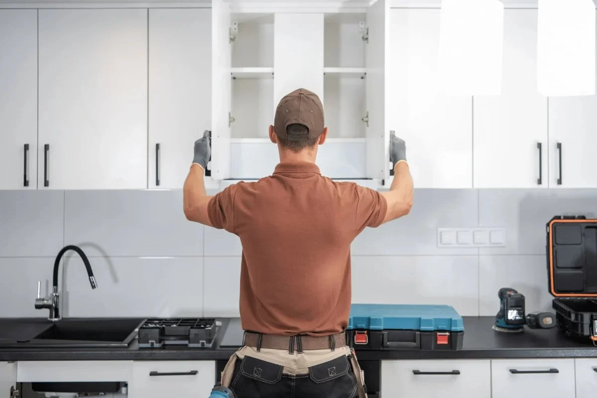 تنظیم و بررسی نحوه باز و بسته شدن درب کابینت پس از نصب درب جدید