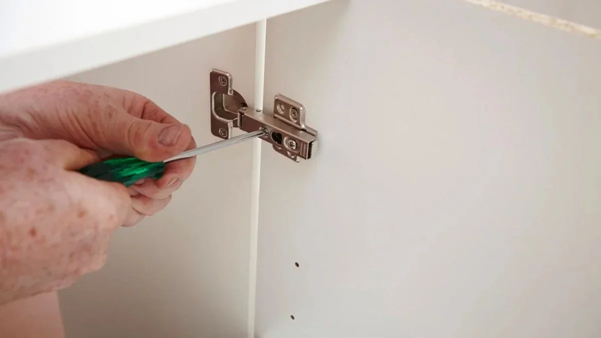 استفاده از لولای جدید روی درب کابینت برای نصب در کابینت
