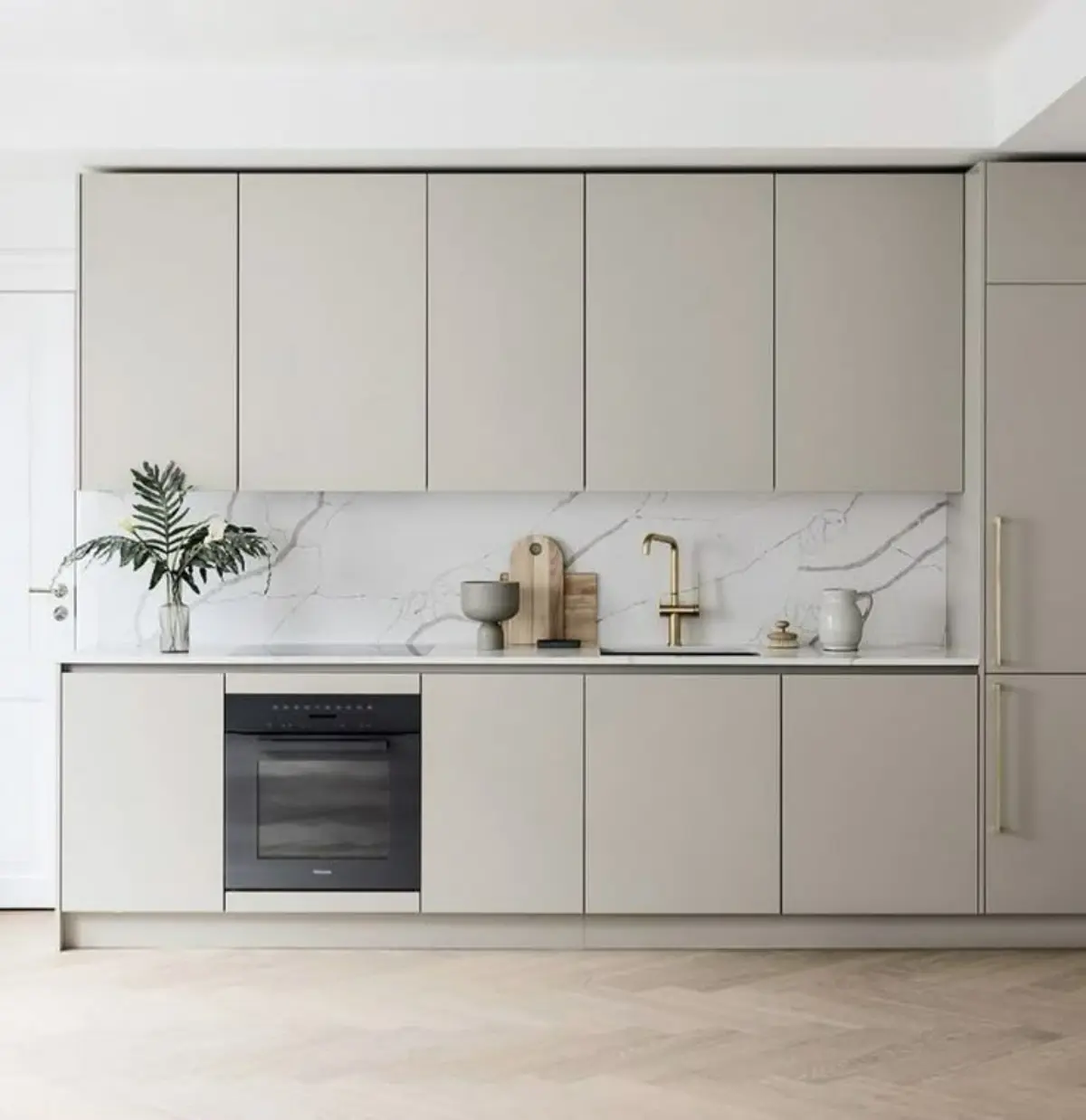 کابینت مدرن سفید کرم با بین‌کابینتی سنگی