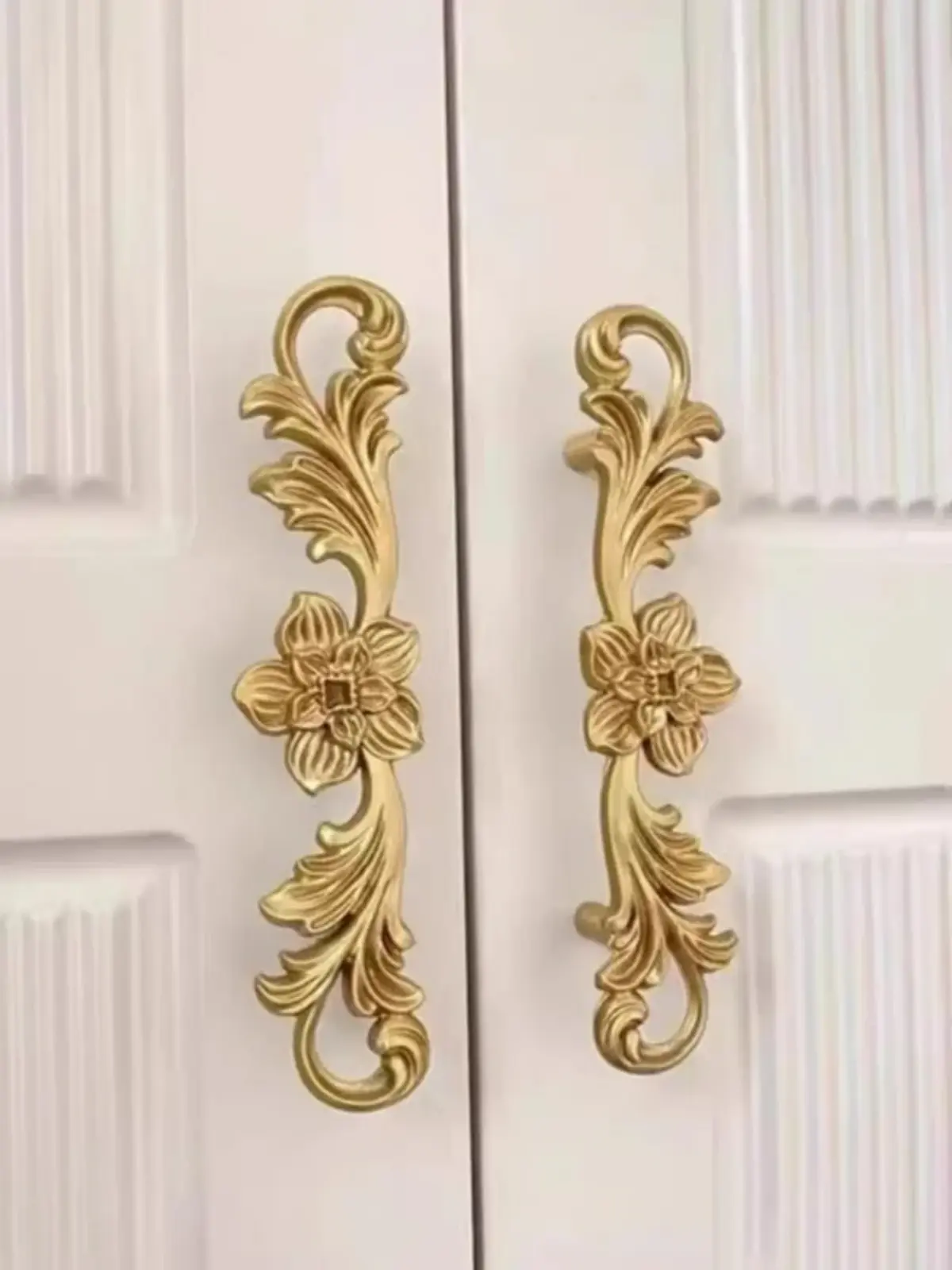 دستگیره کابینت پلی اورتان با سطح برجسته و نقوش تزیینی به رنگ طلایی