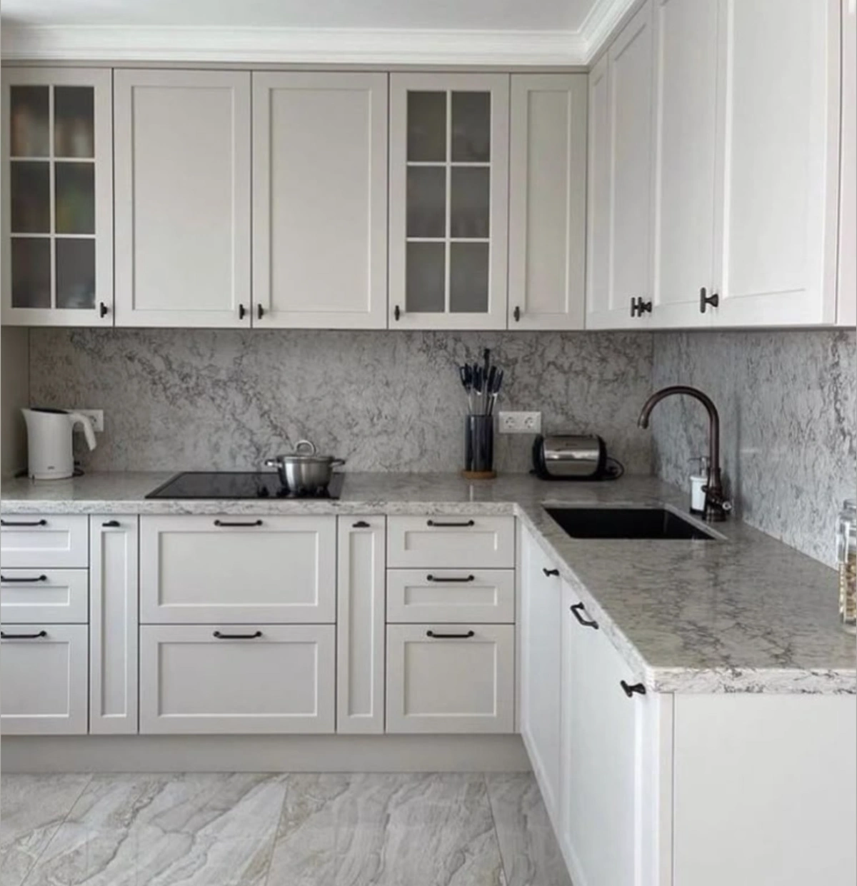 کابینت ممبران نئوکلاسیک با درب‌های نئوکلاسیک و شیشه‌ای سفید با دستگیره‌های مشکی