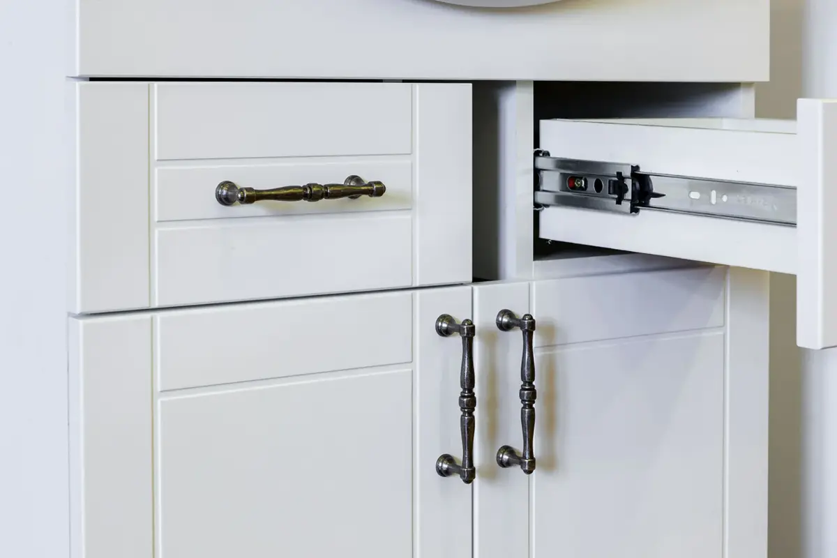 کابینت نئوکلاسیک سفید با دستگیره های برجسته مشکی