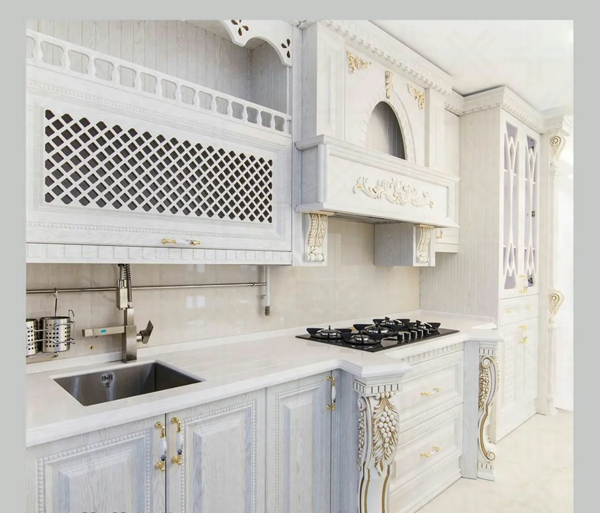 کابینت کلاسیک سفید با منبت‌کاری طلایی