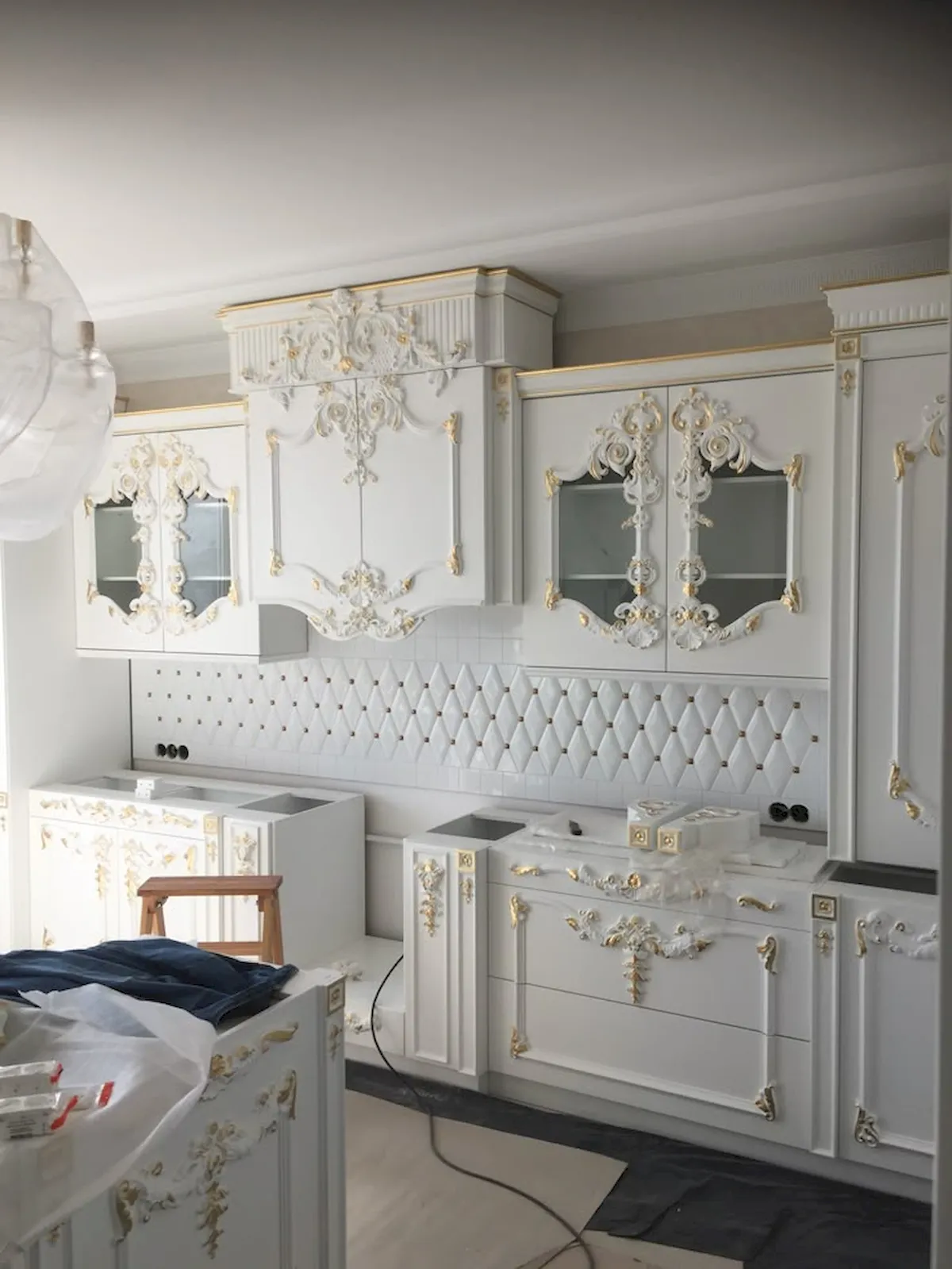 کابینت کلاسیک سفید طلایی