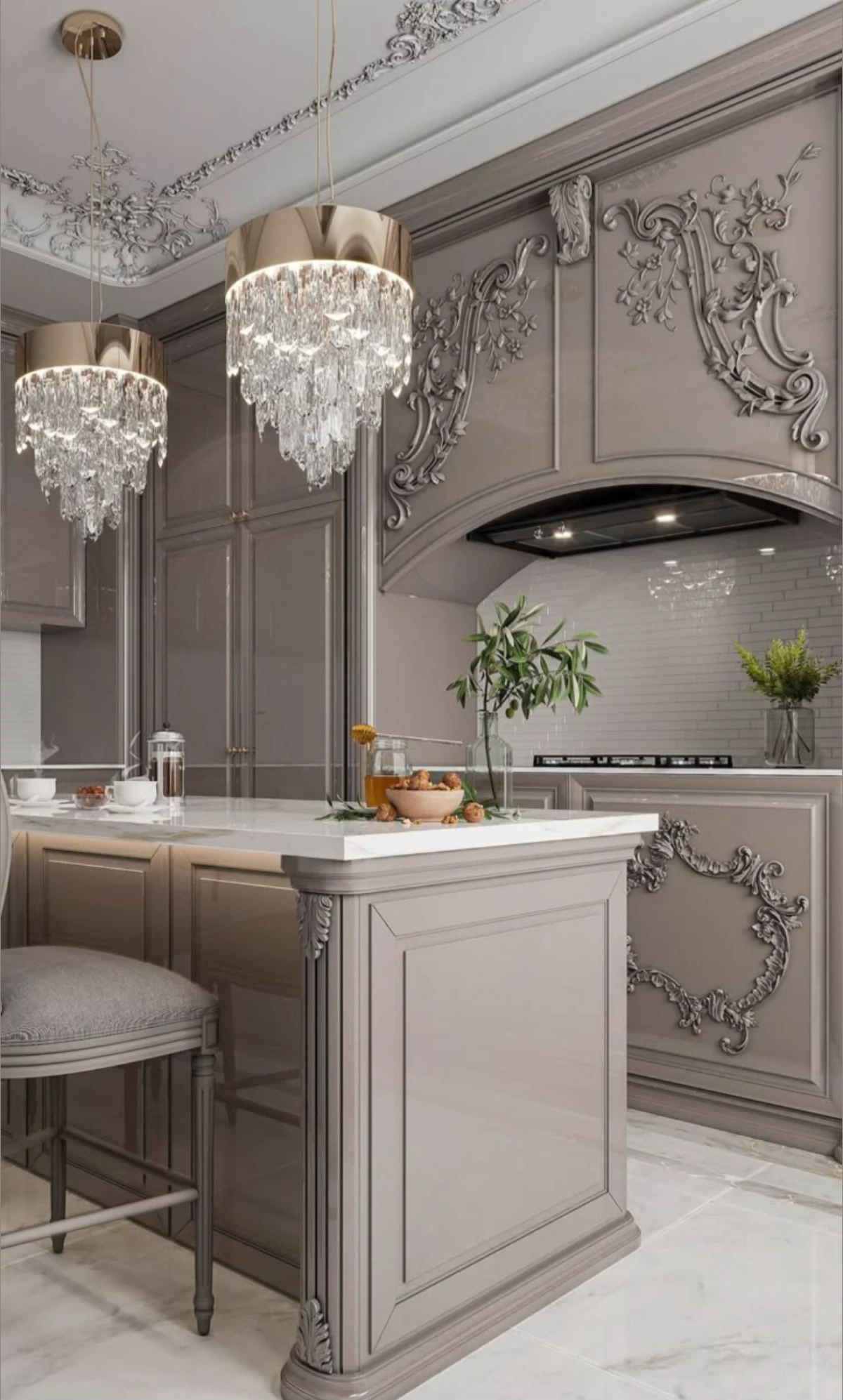 کابینت کلاسیک طوسی روشن با جزیره طوسی روشن و صفحه سفید