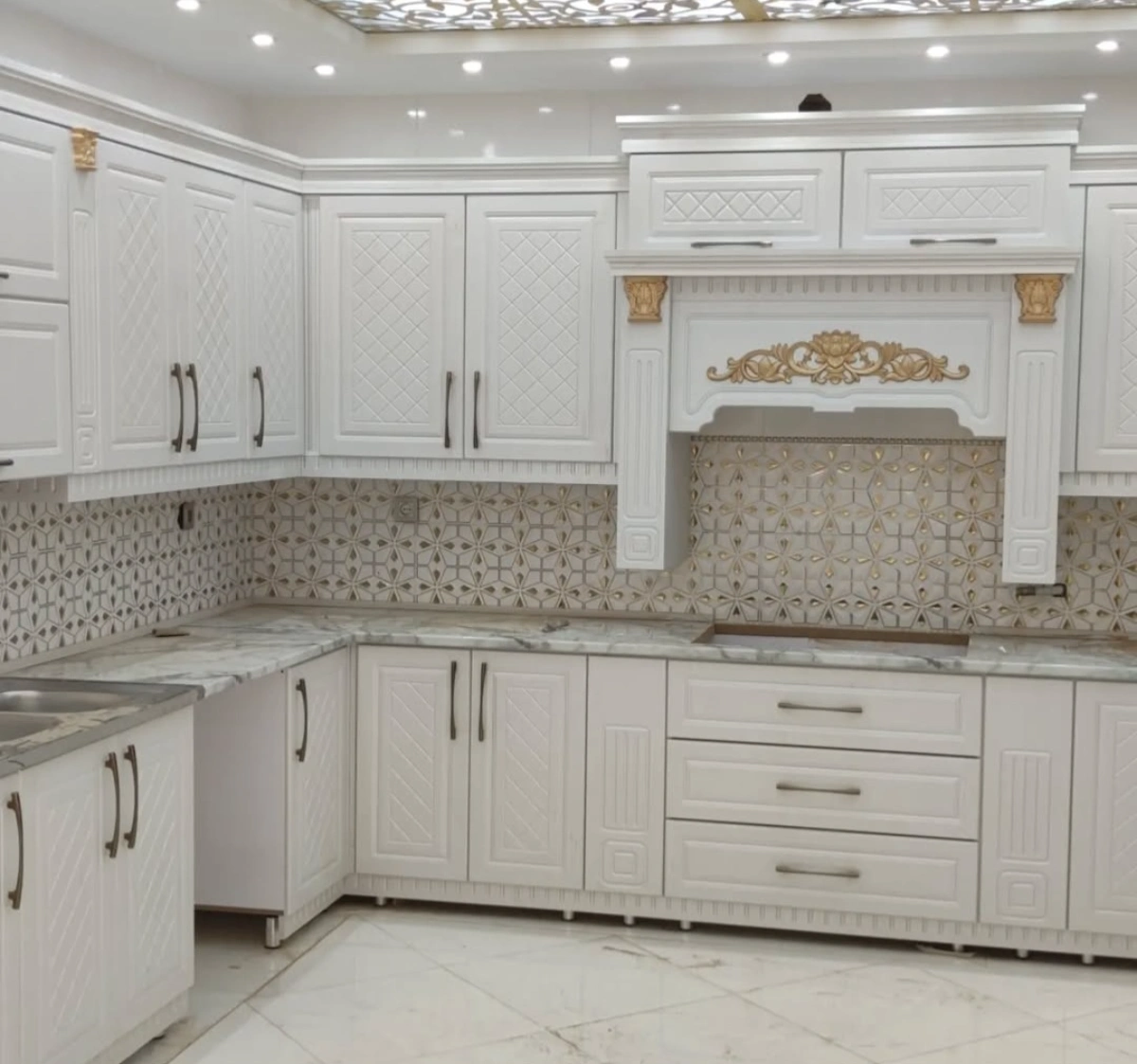 کابینت کلاسیک ممبران سفید صدفی با منبت‌کاری طلایی و دستگیره‌های نقره‌ای