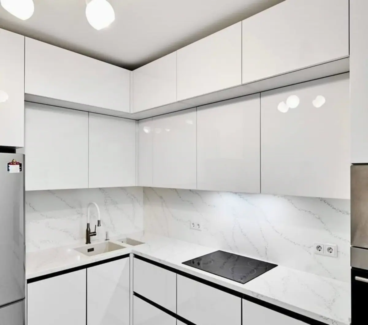 کابینت هایگلاس سفید براق پلکانی بدون دستگیره با صفحه کابینت سنگی سفید و شیرآب سفید