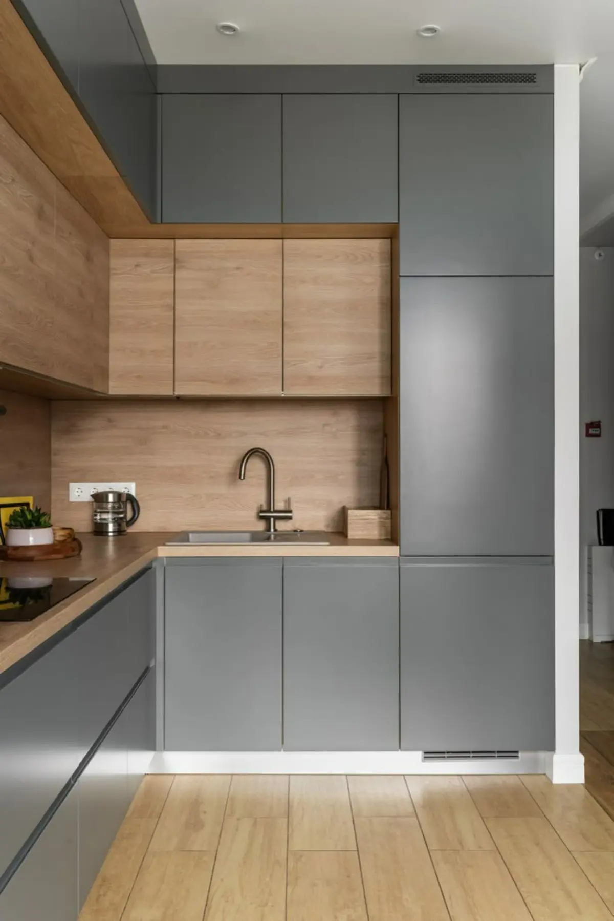 کابینت مدرن طوسی و چوبی پلکانی مدرن بدون دستگیره