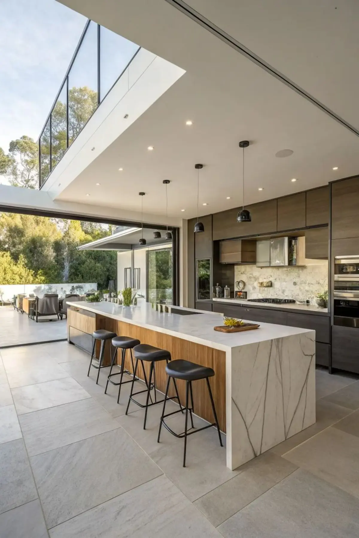 جزیره کابینت مدرن خطی سفید و طرح چوب