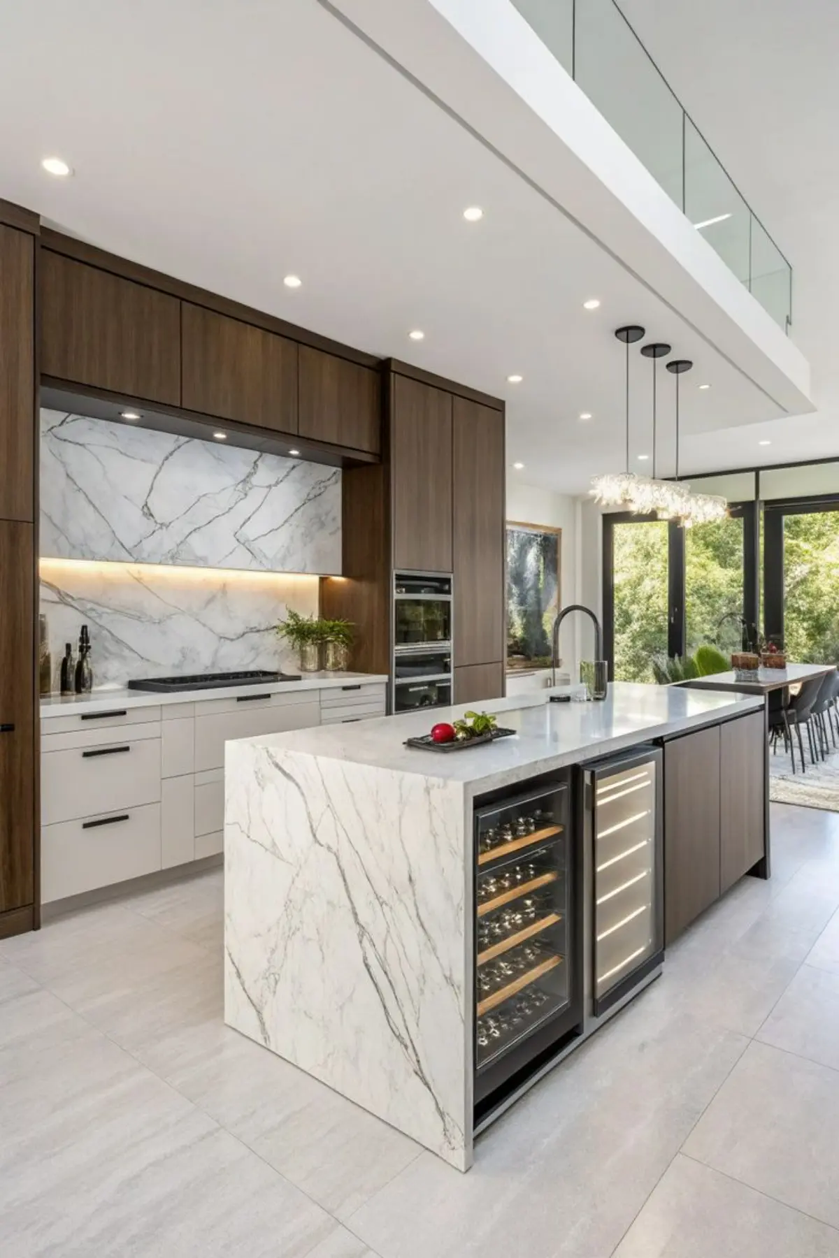 جزیره کابینت مدرن با یخچال کوچک با متریال سنگی سفید طوسی