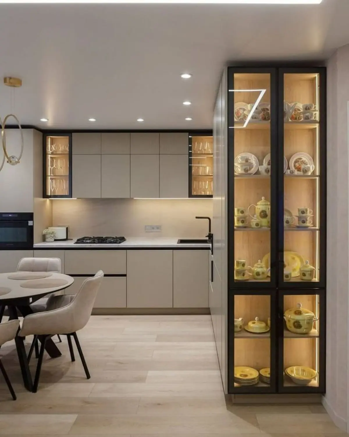 نصب ویترین مدرن در ورودی آشپزخانه و کابینت دیواری