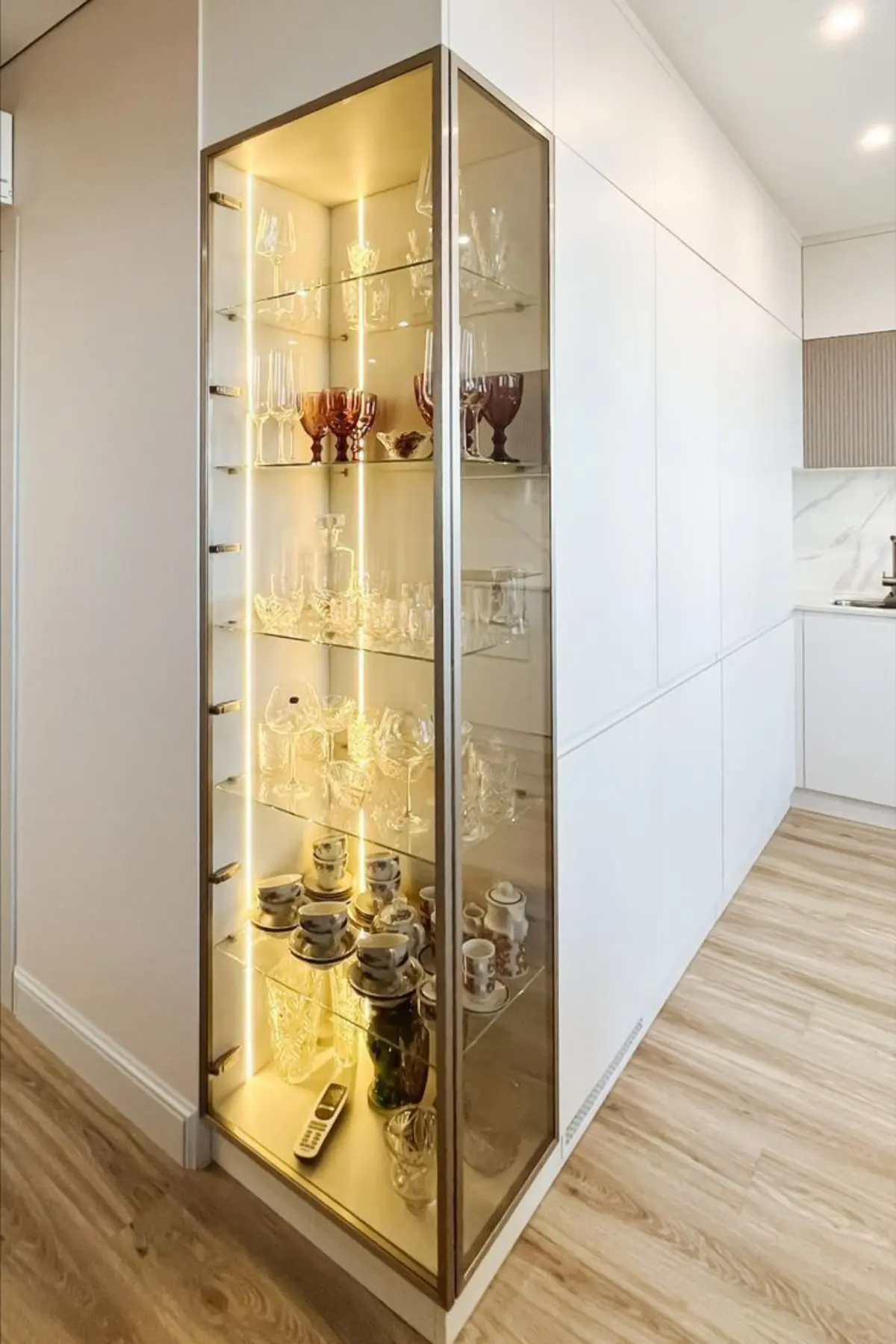 ویترین کنج کابینت مدرن سفید با نورپردازی زرد