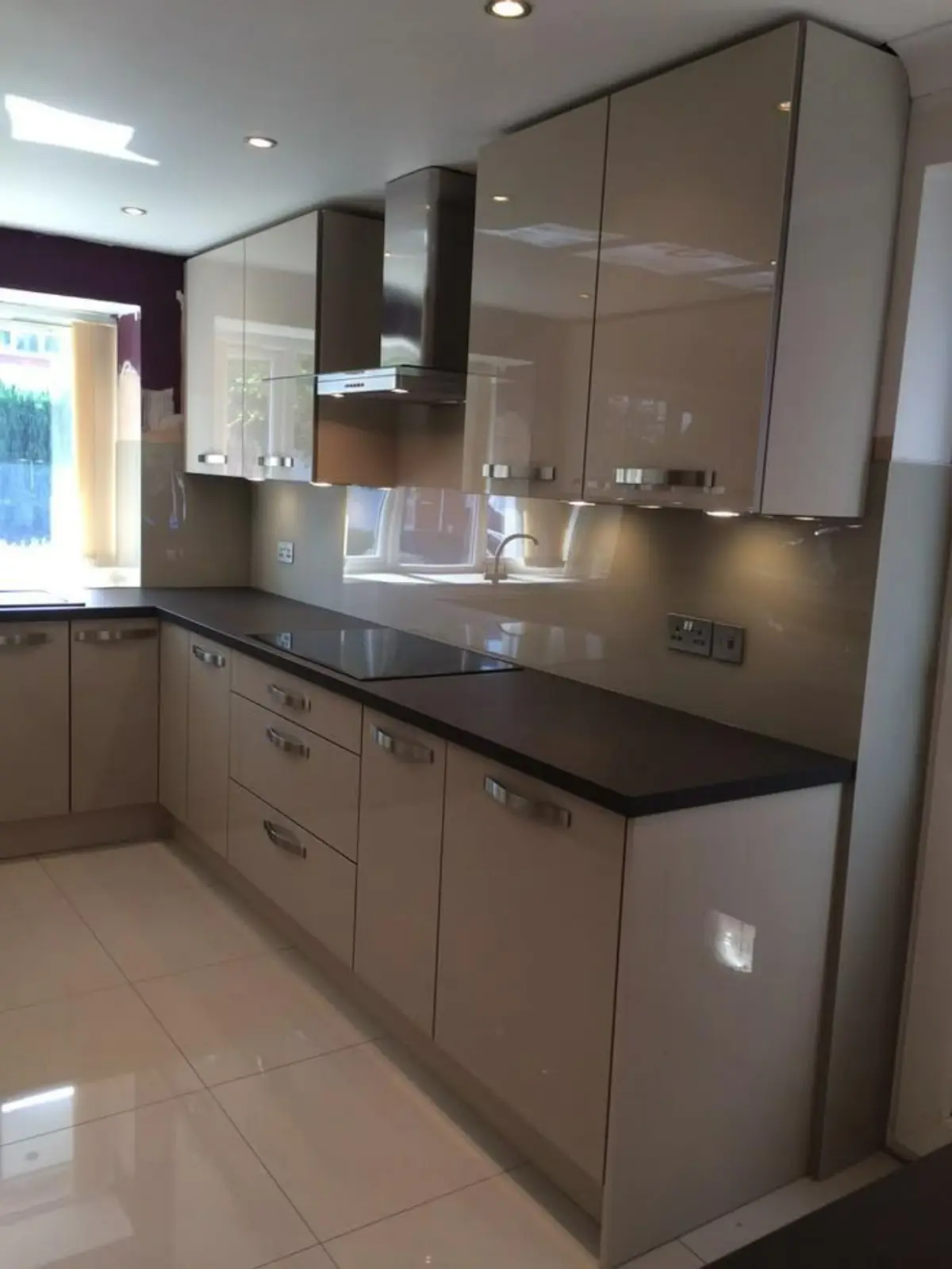 کابینت هایگلاس بژ با دستگیره استیل و صفحه کابینت مشکی