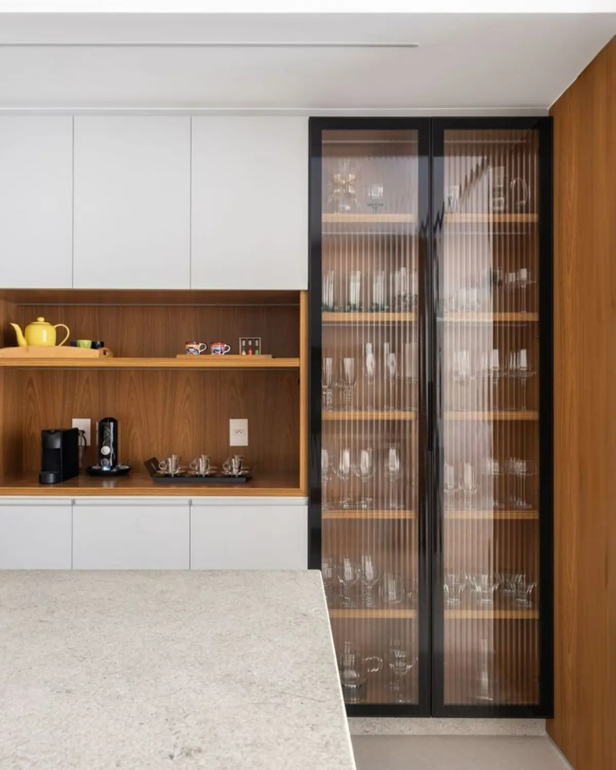 ویترین برجسته کابینت مدرن با کابینت مدرن سفید