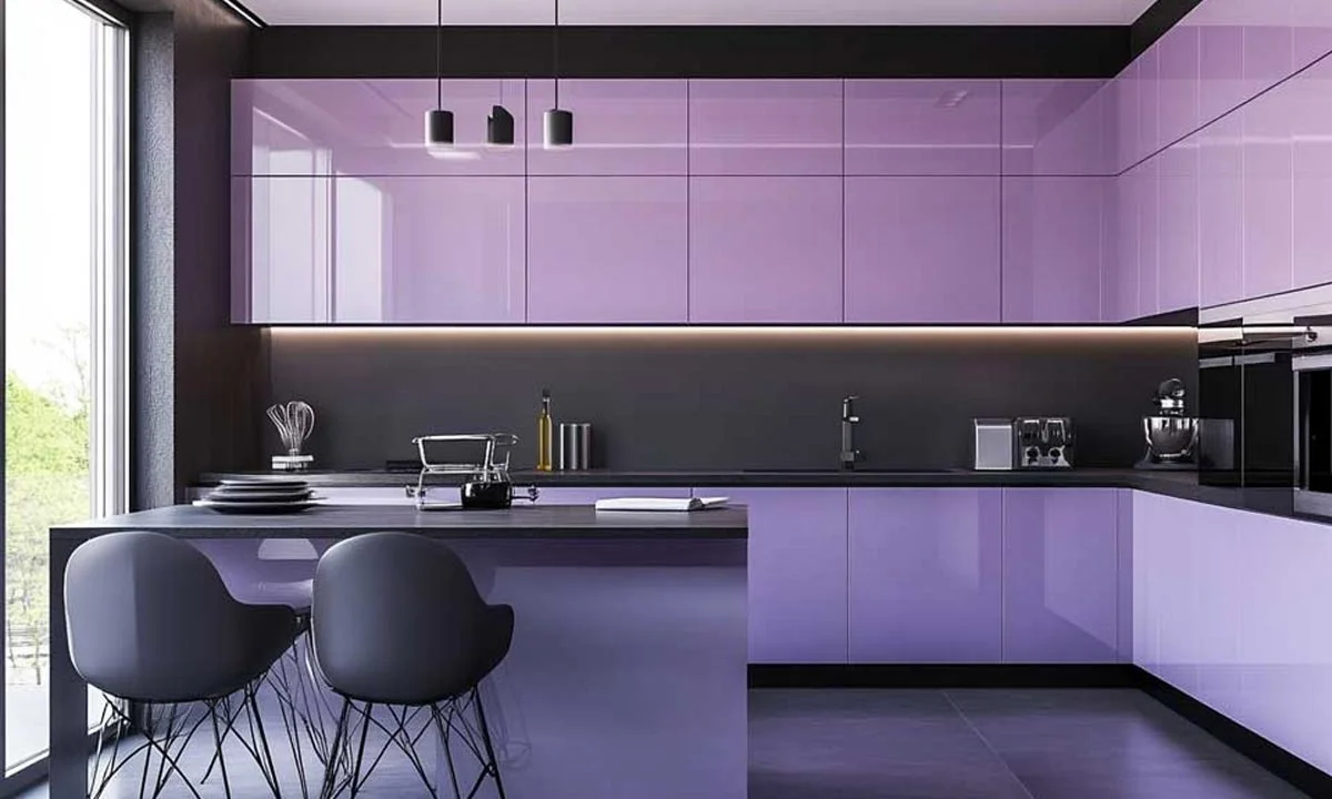 کابینت مدرن بنفش و یاسی ترکیب با خاکستری و وسایل مشکی و نورپردازی مخفی