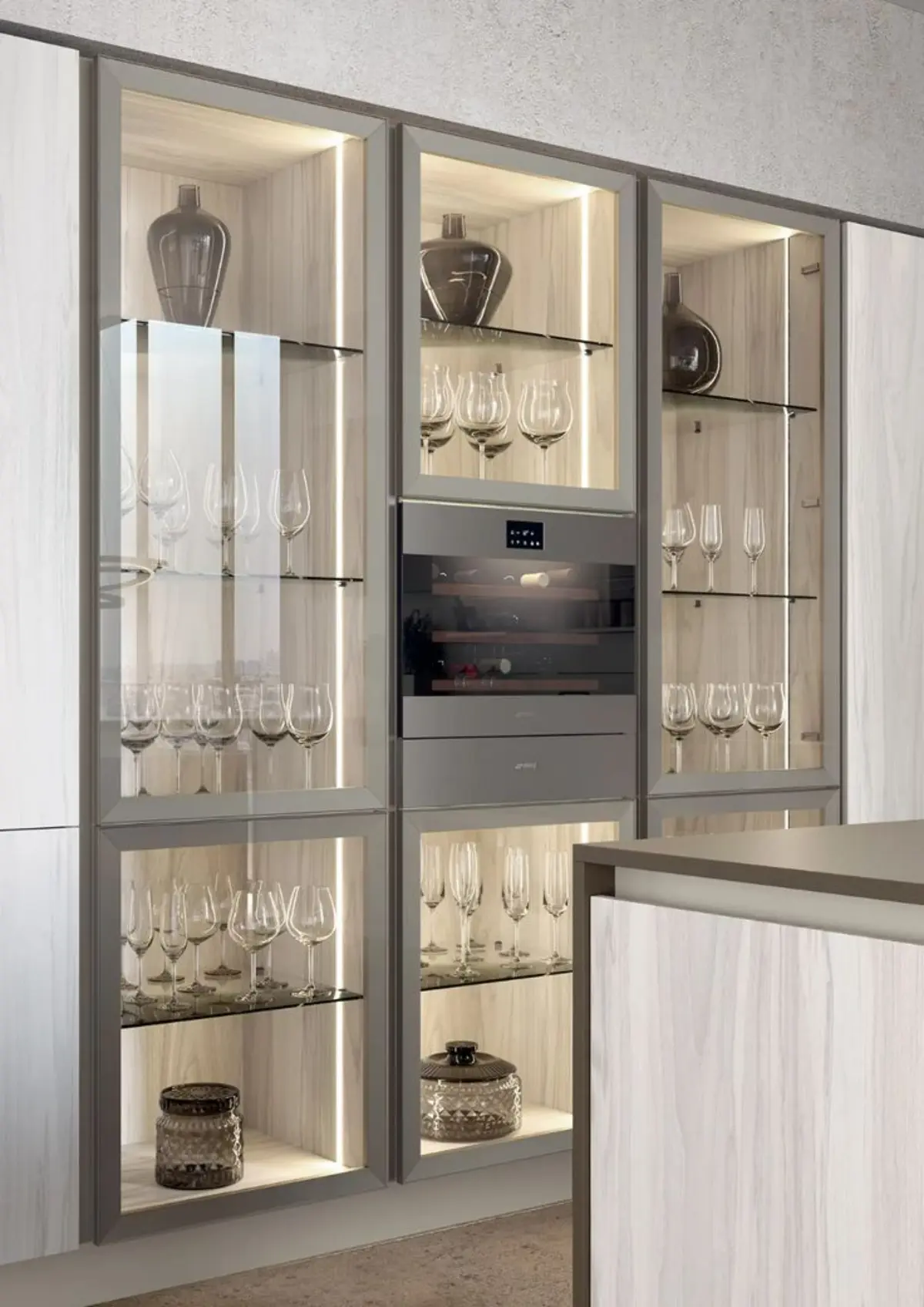 ویترین کابینت مدرن شیشه‌ای با نورپردازی سفید