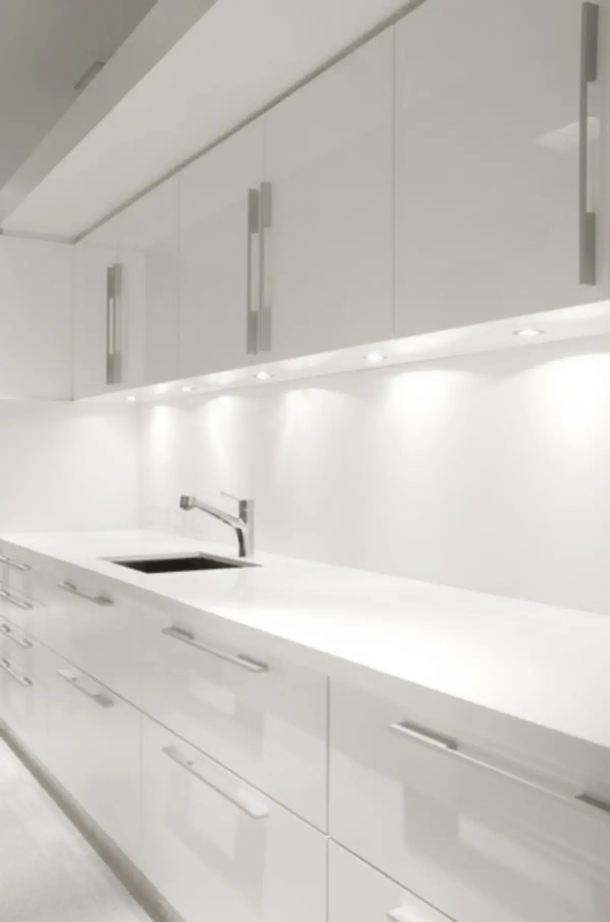 کابینت مدرن سفید با نور زیرکابینتی با دستگیره استیل