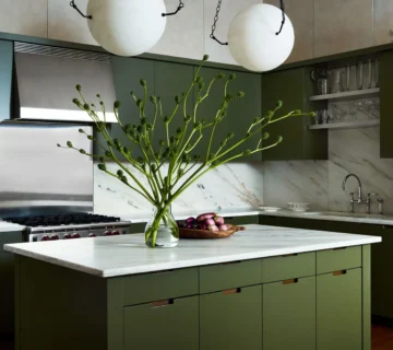 Modern white green cabinet کابینت و جزیره سبز زیتونی با سنگ صفحه کابینت سفید و دستگیره چوبی