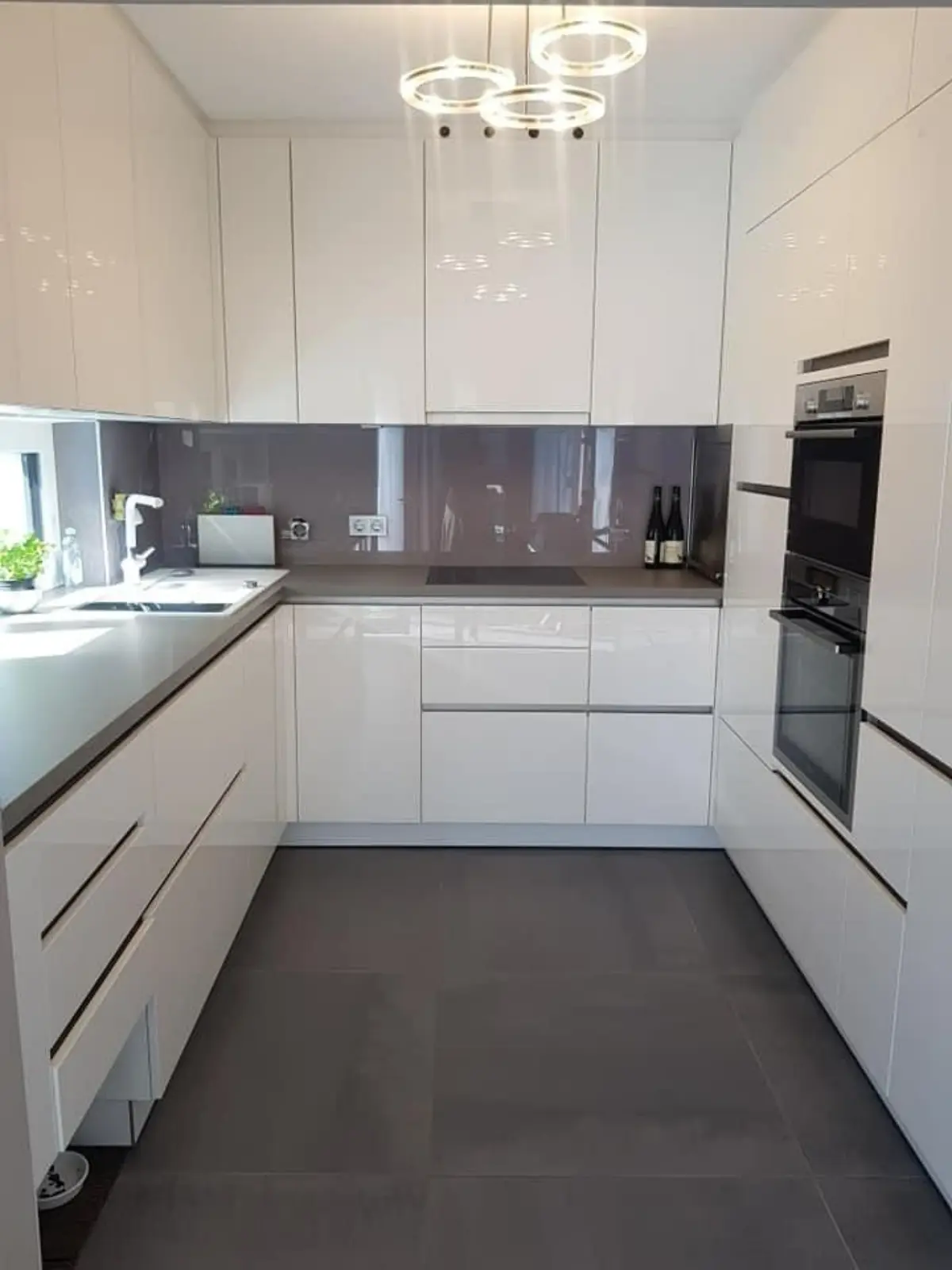 کابینت هایگلاس سفید براق یو شکل بدون دستگیره