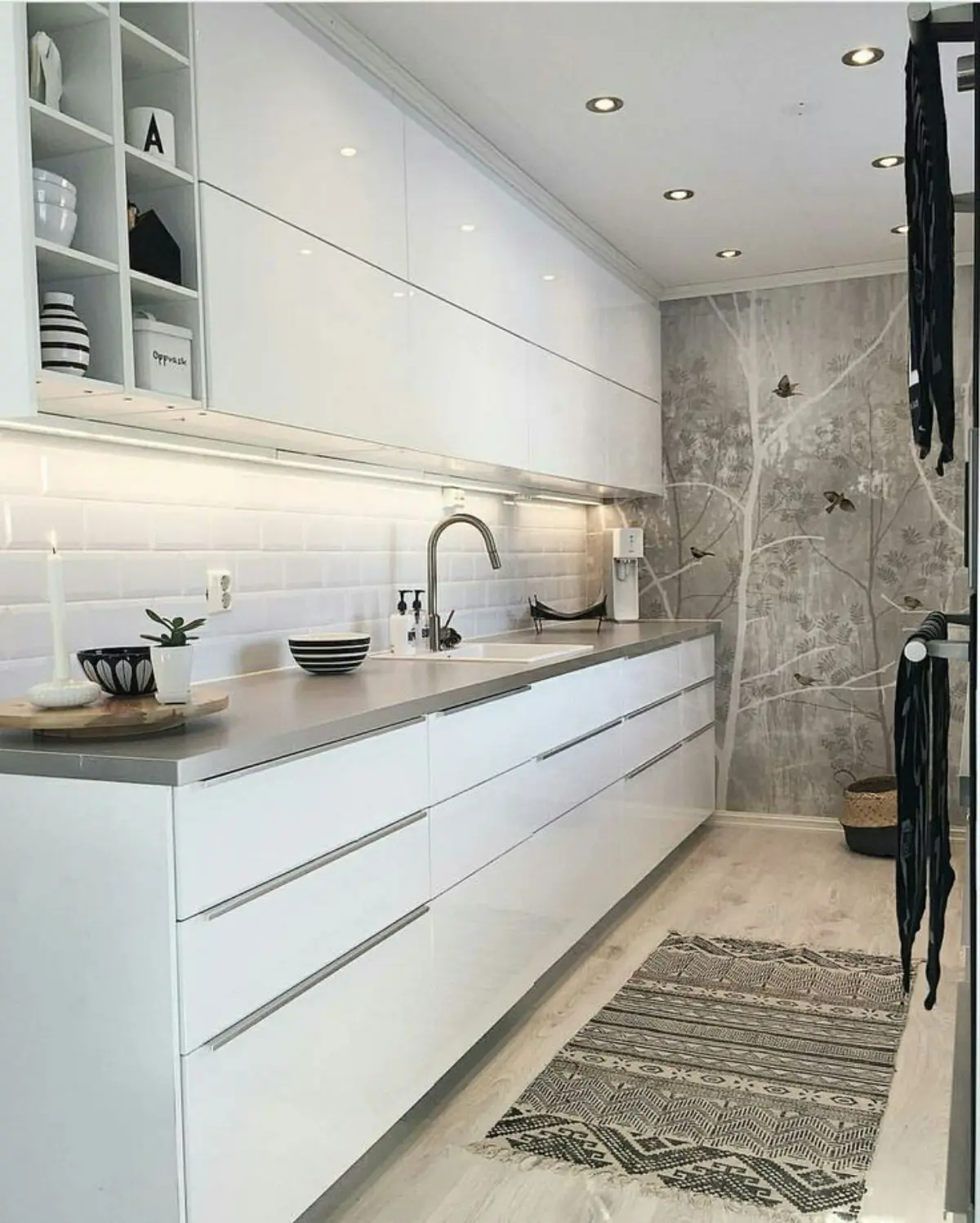 کابینت هایگلاس سفید بدون دستگیره با شلف سفید