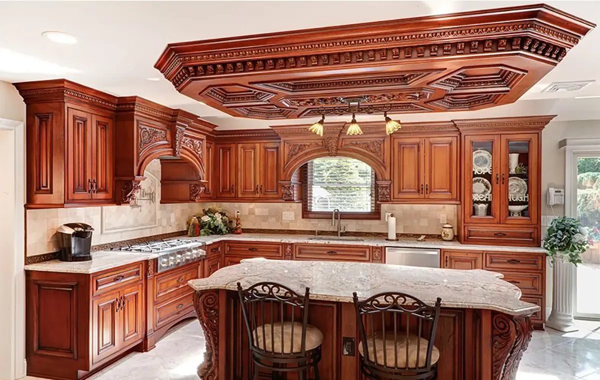 کابینت کلاسیک قهوه ای با تاج های منبت کاری شده و دستگیره های برنجی و سقف چوبی کلاسیک