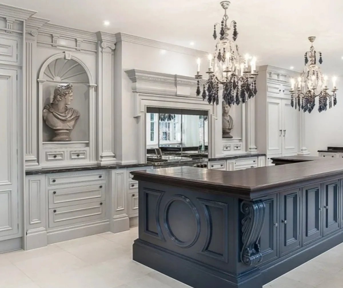 کابینت کلاسیک و جزیره منبت کاری شده با صفحه کار چوبی قهوه ایی