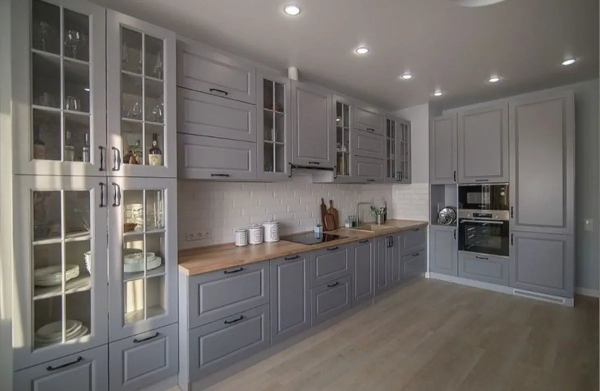 کابینت کلاسیک طوسی با ویترین شیشه ای و دستگیره های ساده برنجی