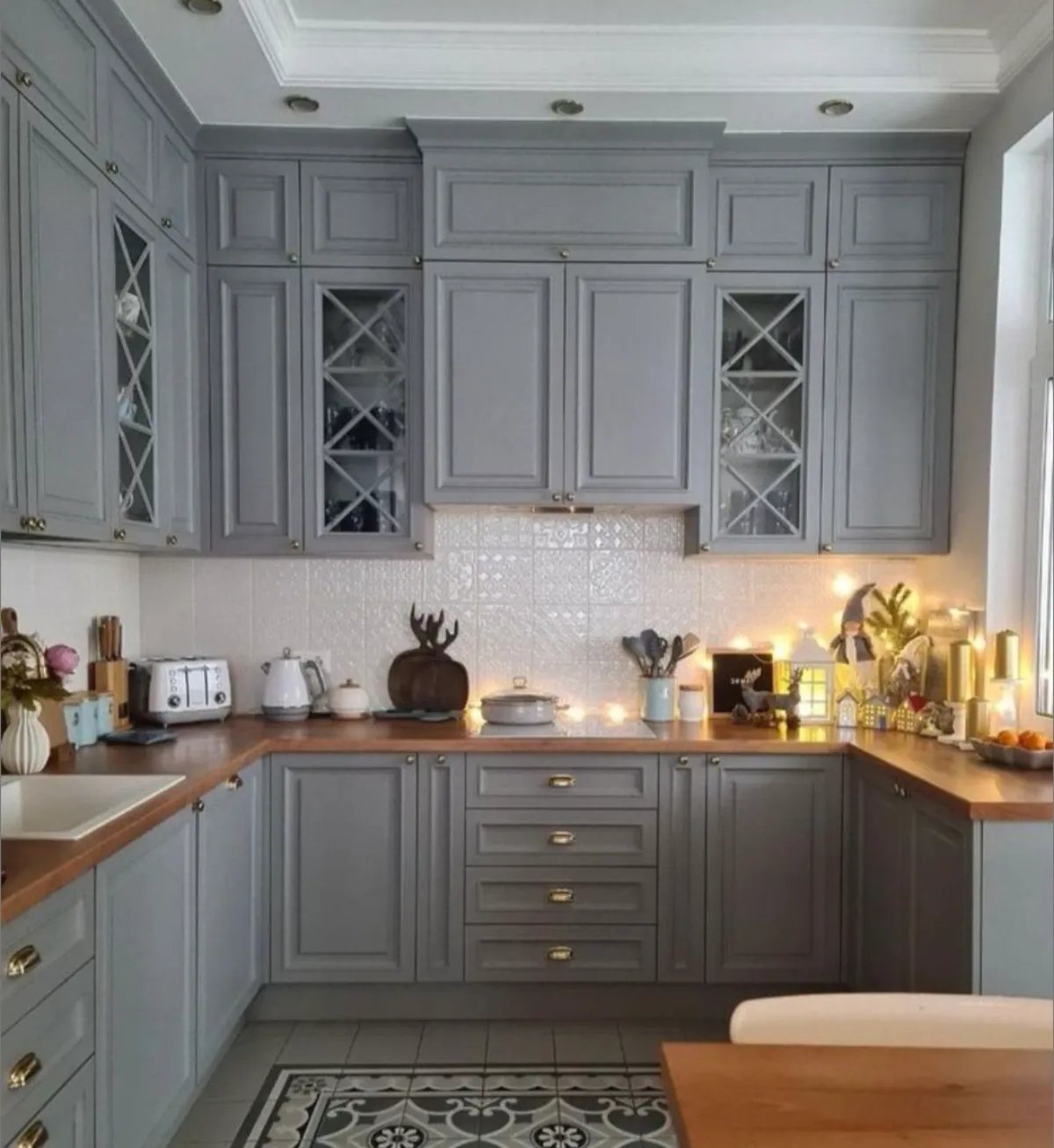 کابینت کلاسیک طوسی روشن با دستگیره های طلایی