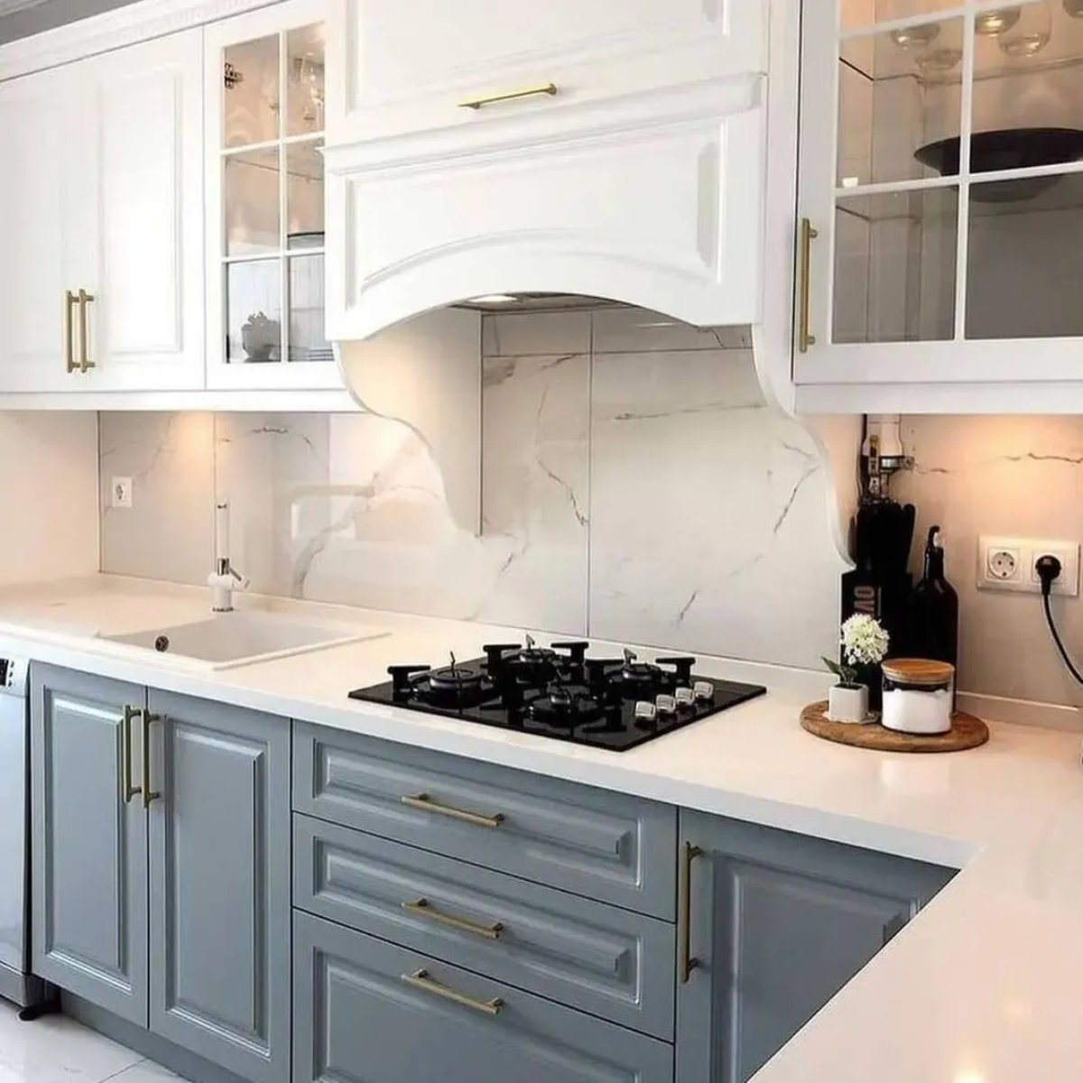 کابینت کلاسیک با ترکیب رنک سفید و طوسی و دستگیره های ساده طلایی