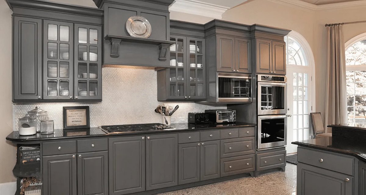 کابینت کلاسیک طوسی با دستکیره های ساده گرد و ویترین شیشه ایی